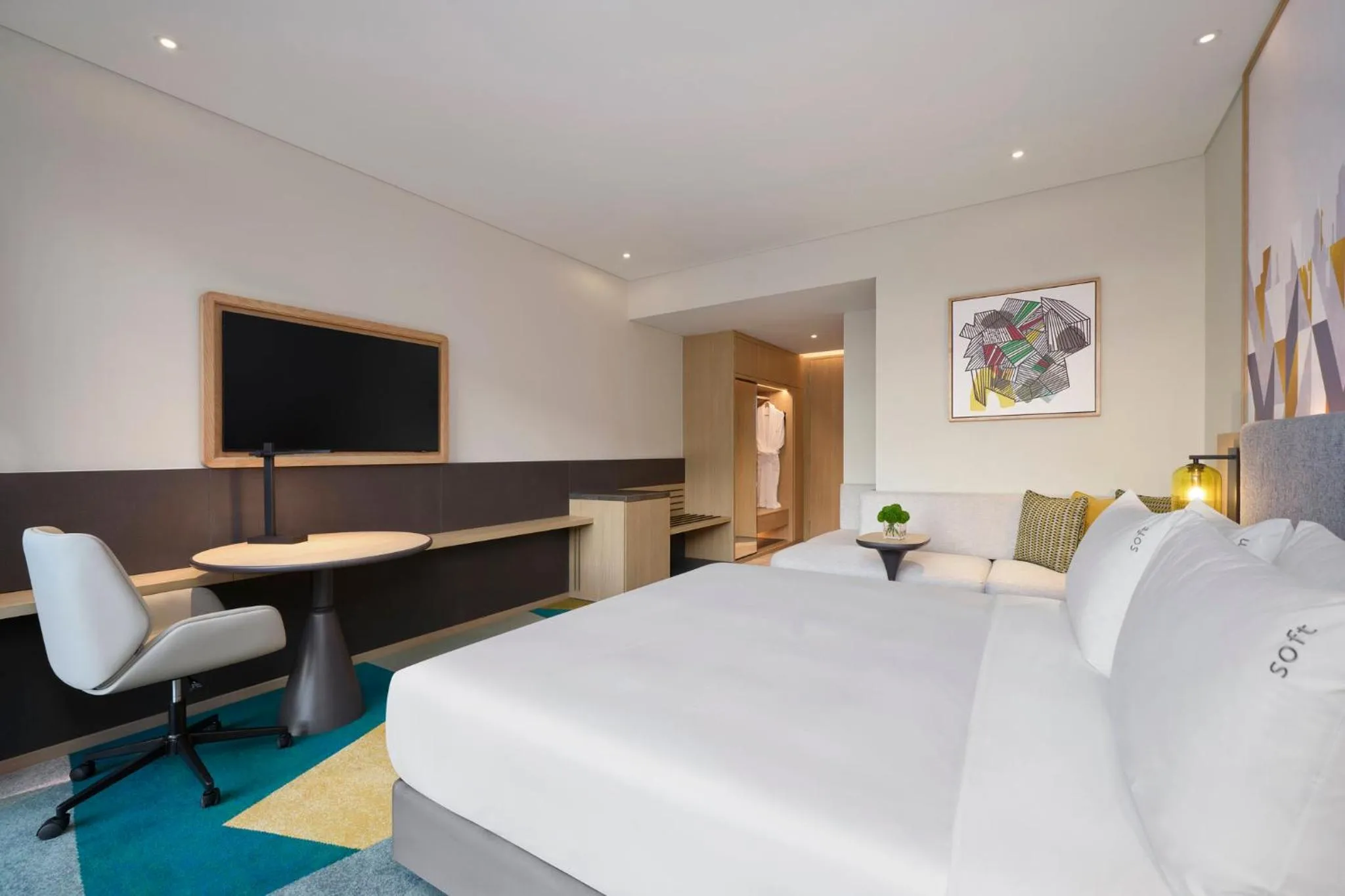 Photo of the whole room, Bed in Holiday Inn & Suites Vientiane by IHG