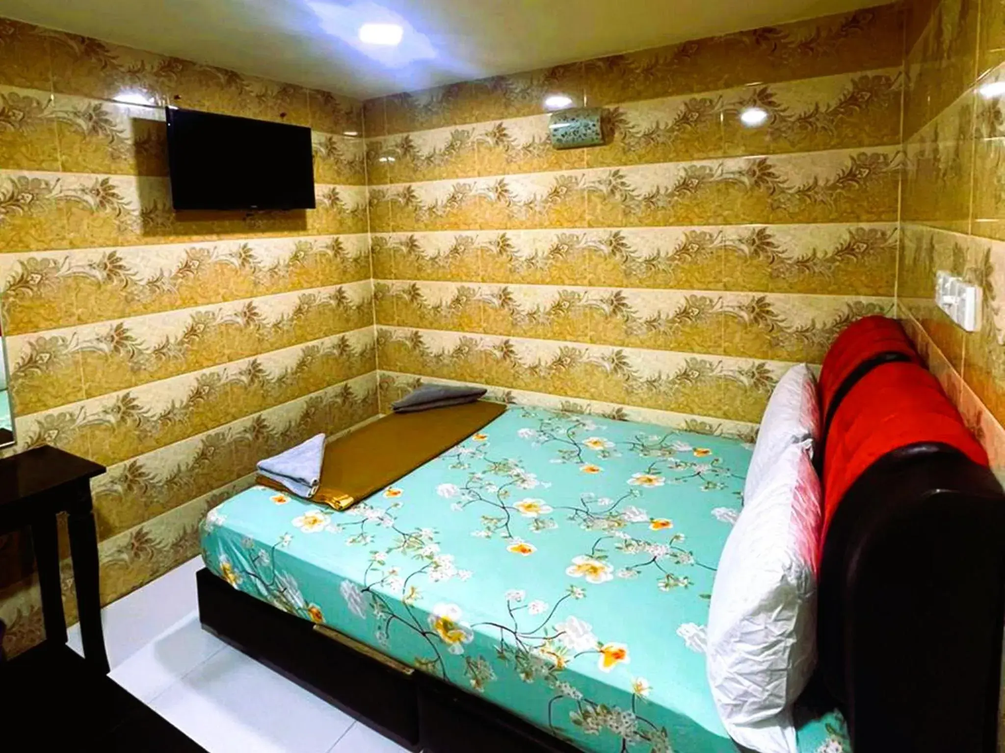 TV and multimedia, Bed in ARK Hotel Taman Samudra TV and multimedia, Bed in ARK Hotel Taman Samudra