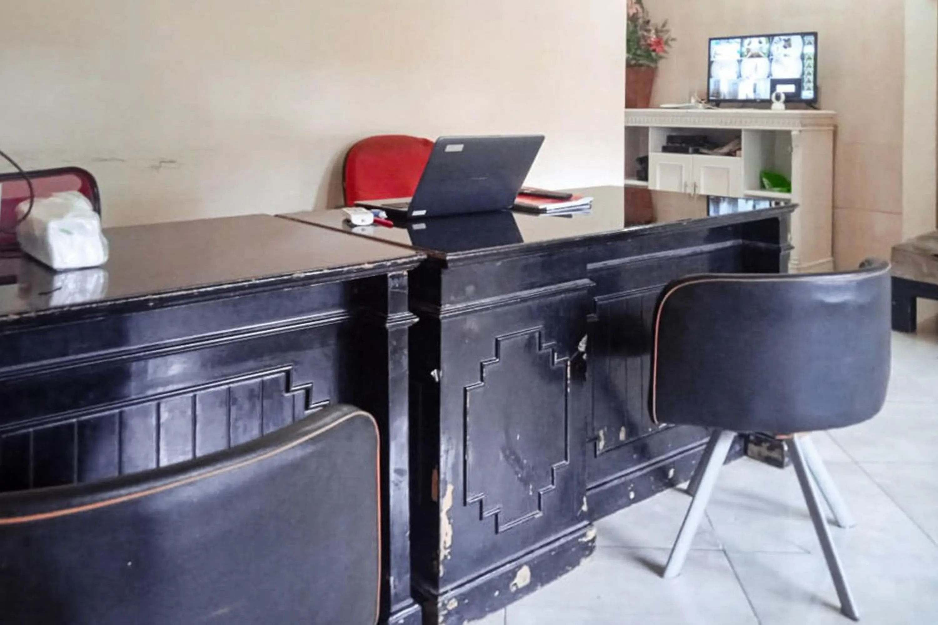 Lobby or reception in Makaliwe Mitra RedDoorz