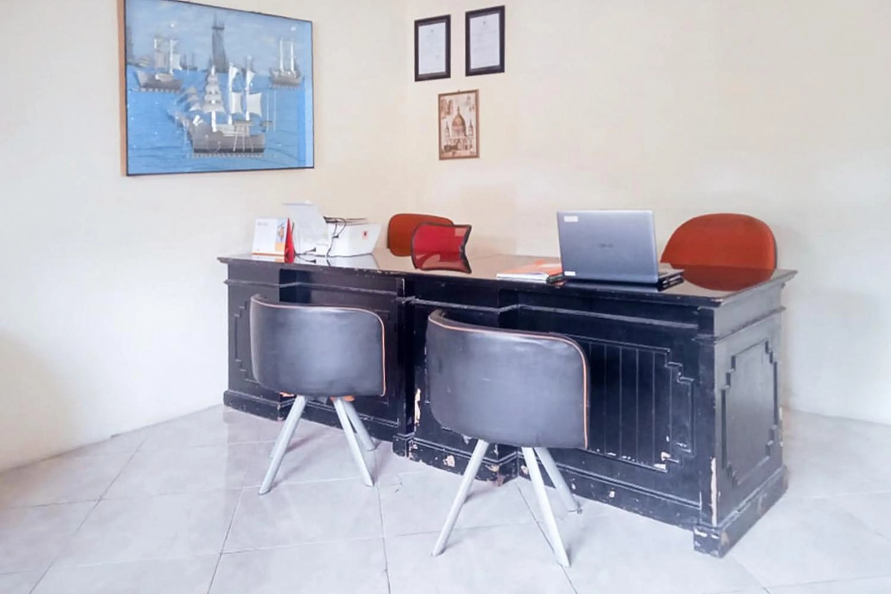 Lobby or reception in Makaliwe Mitra RedDoorz