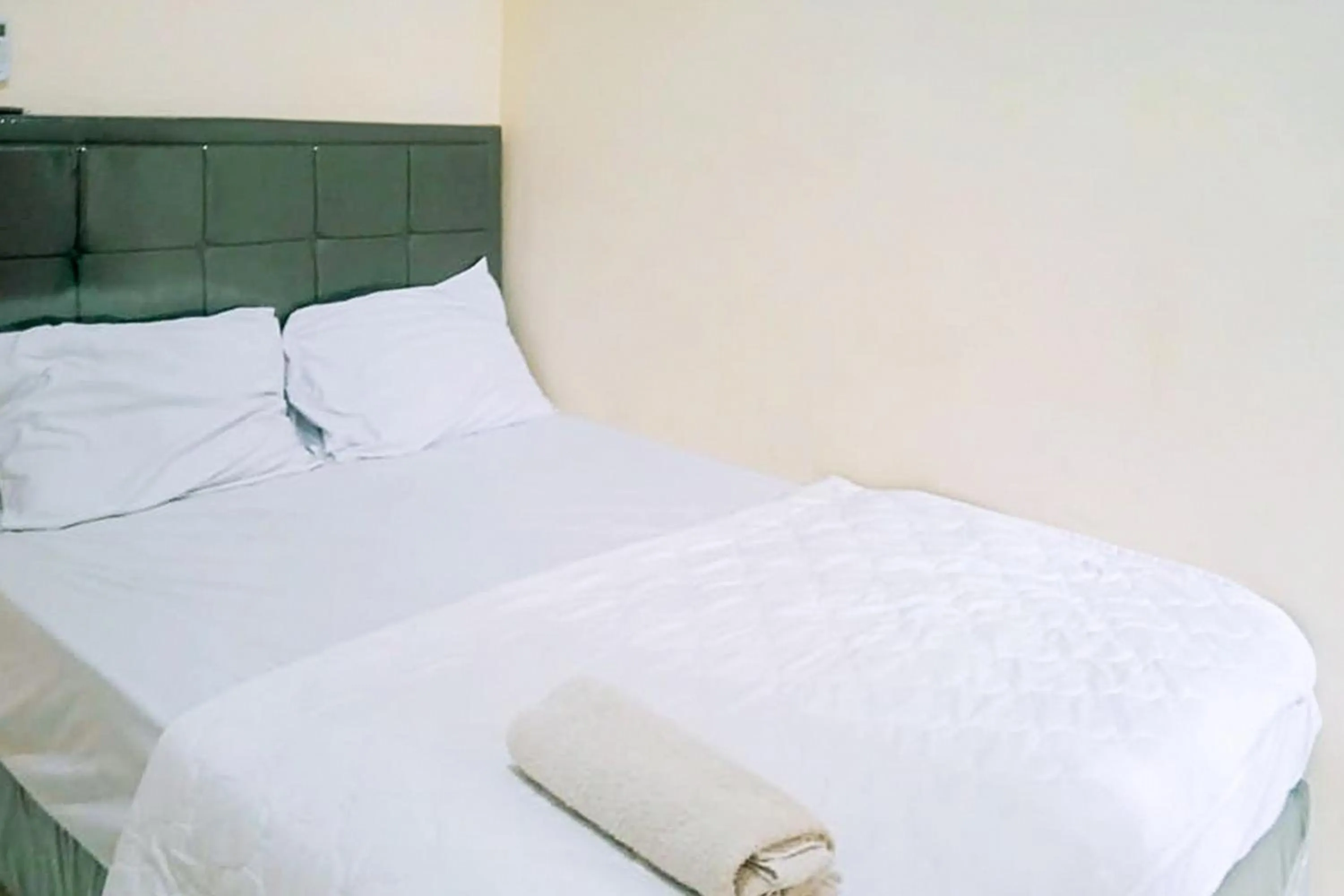 Bedroom, Bed in Makaliwe Mitra RedDoorz