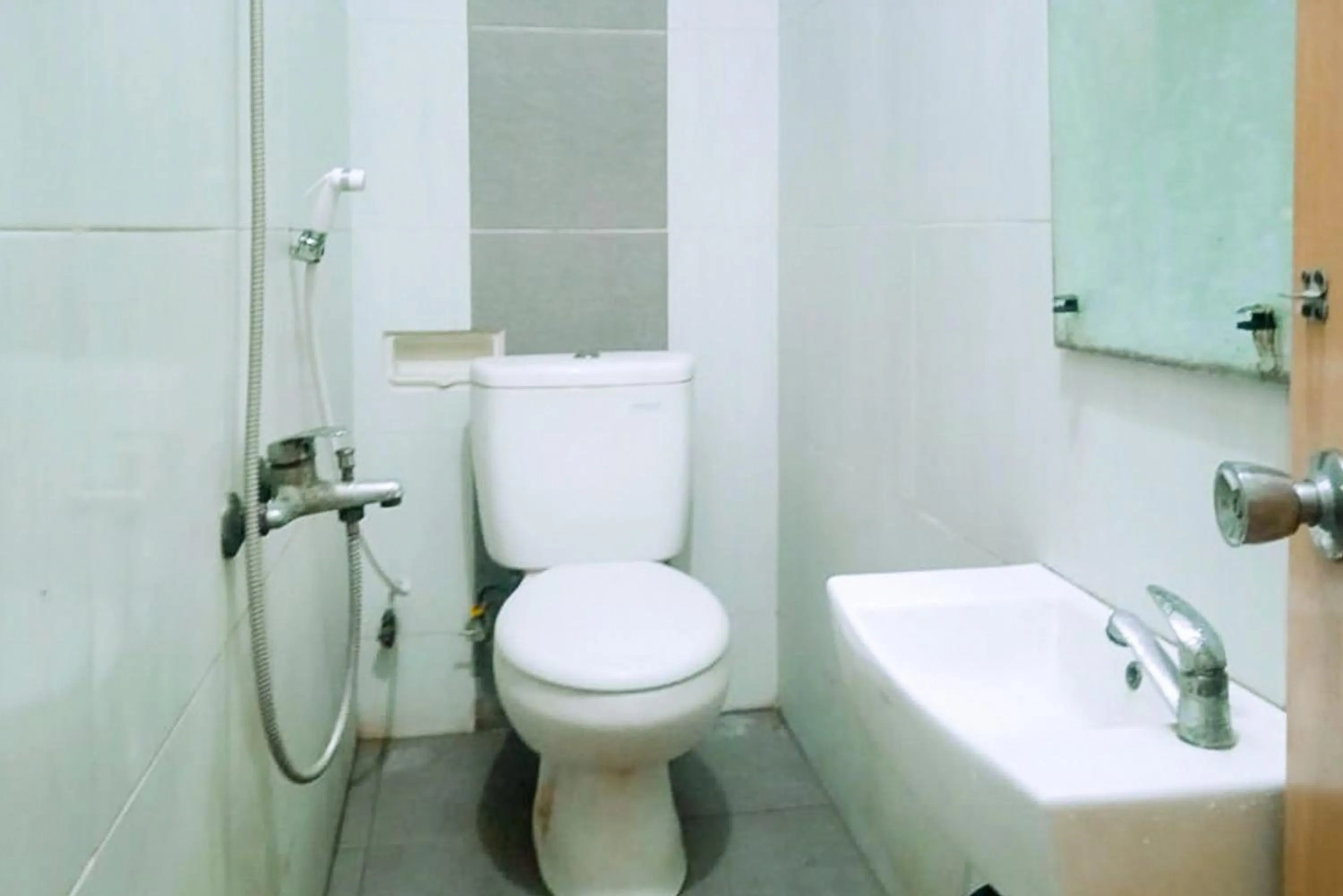 Bathroom in Makaliwe Mitra RedDoorz