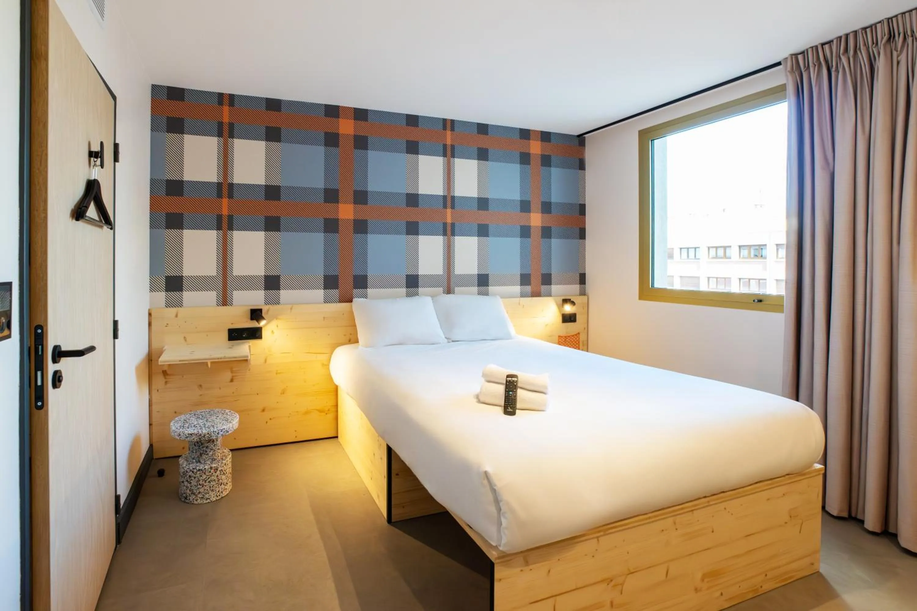 Bedroom, Bed in easyHotel Marseille Euromed