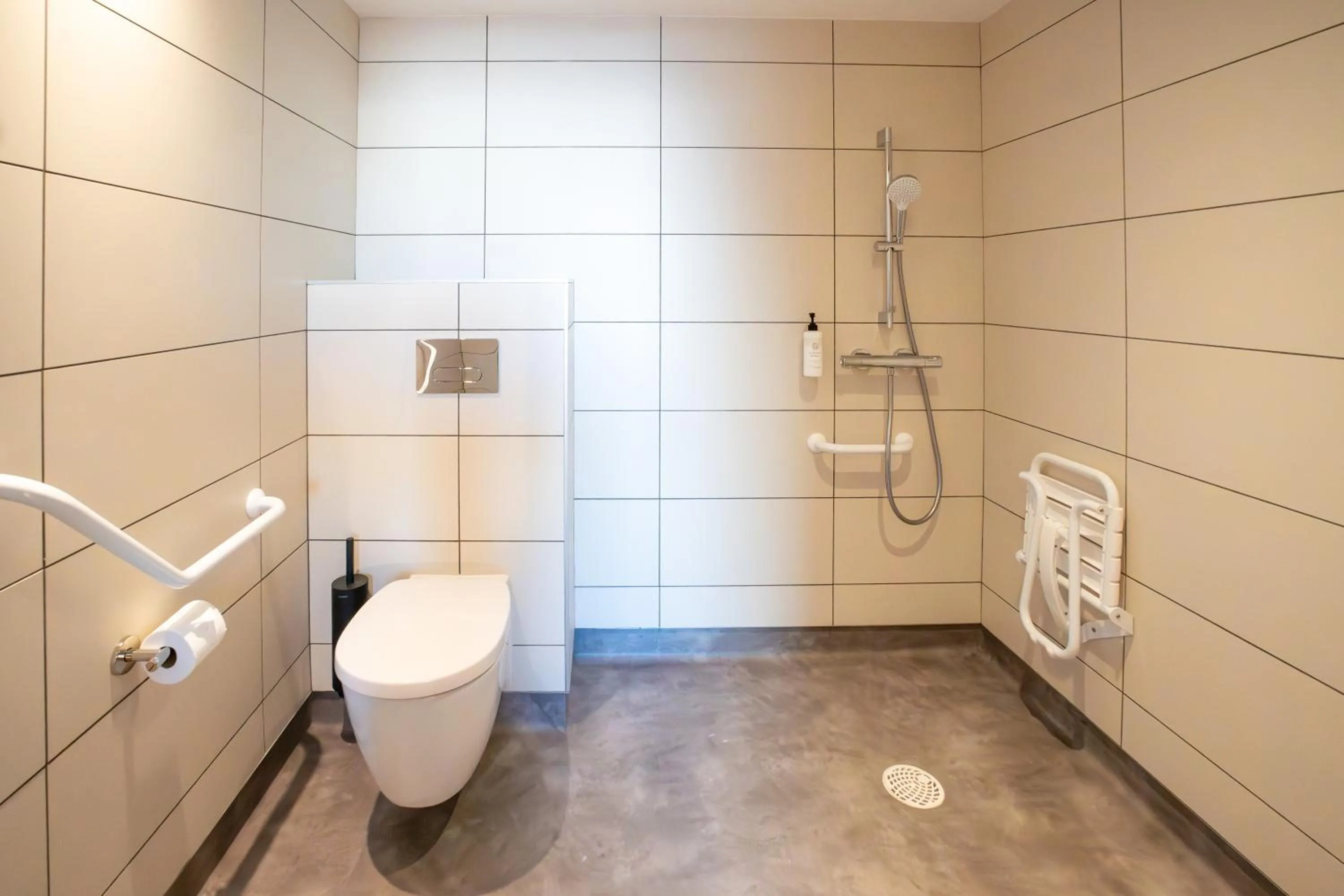 Facility for disabled guests in easyHotel Marseille Euromed