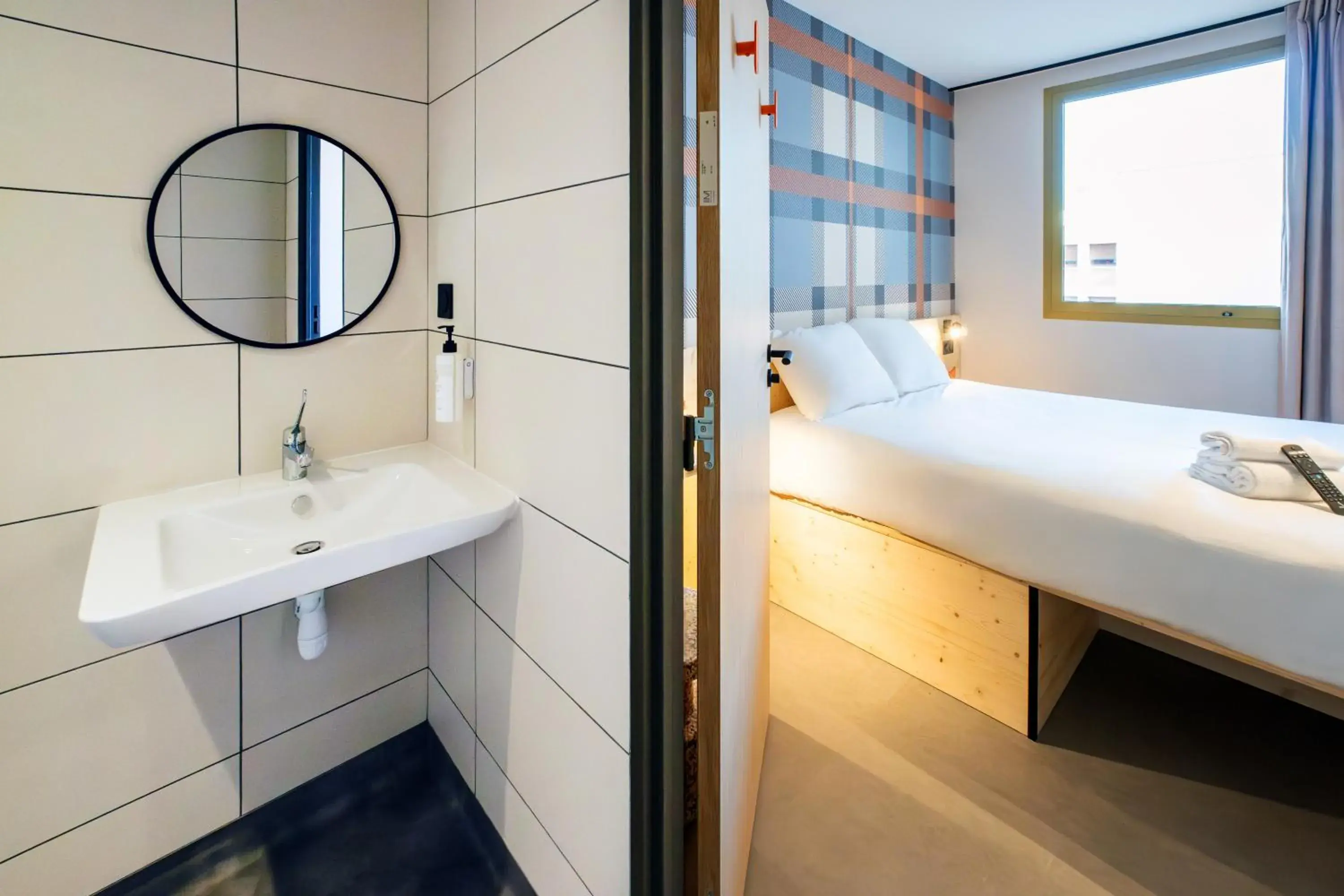 Bedroom, Bed in easyHotel Marseille Euromed Bedroom, Bed in easyHotel Marseille Euromed