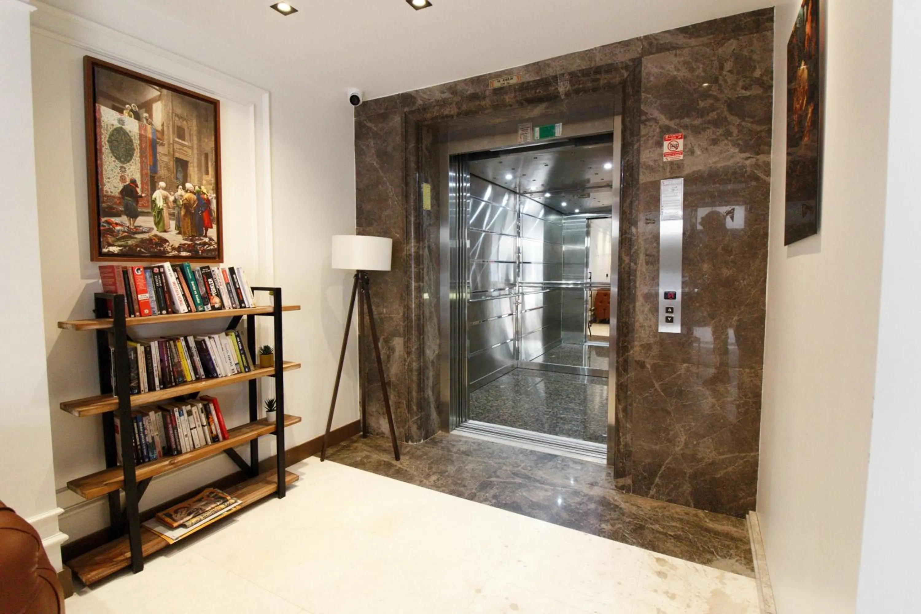 elevator in ONKA OTELCİLİK TURİZM TİCARET LİMİTED ŞİRKETi