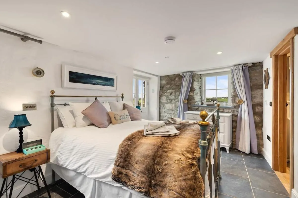 Floor plan, Bed in Swn y Môr - 1 Bedroom Cottage - Whitesands