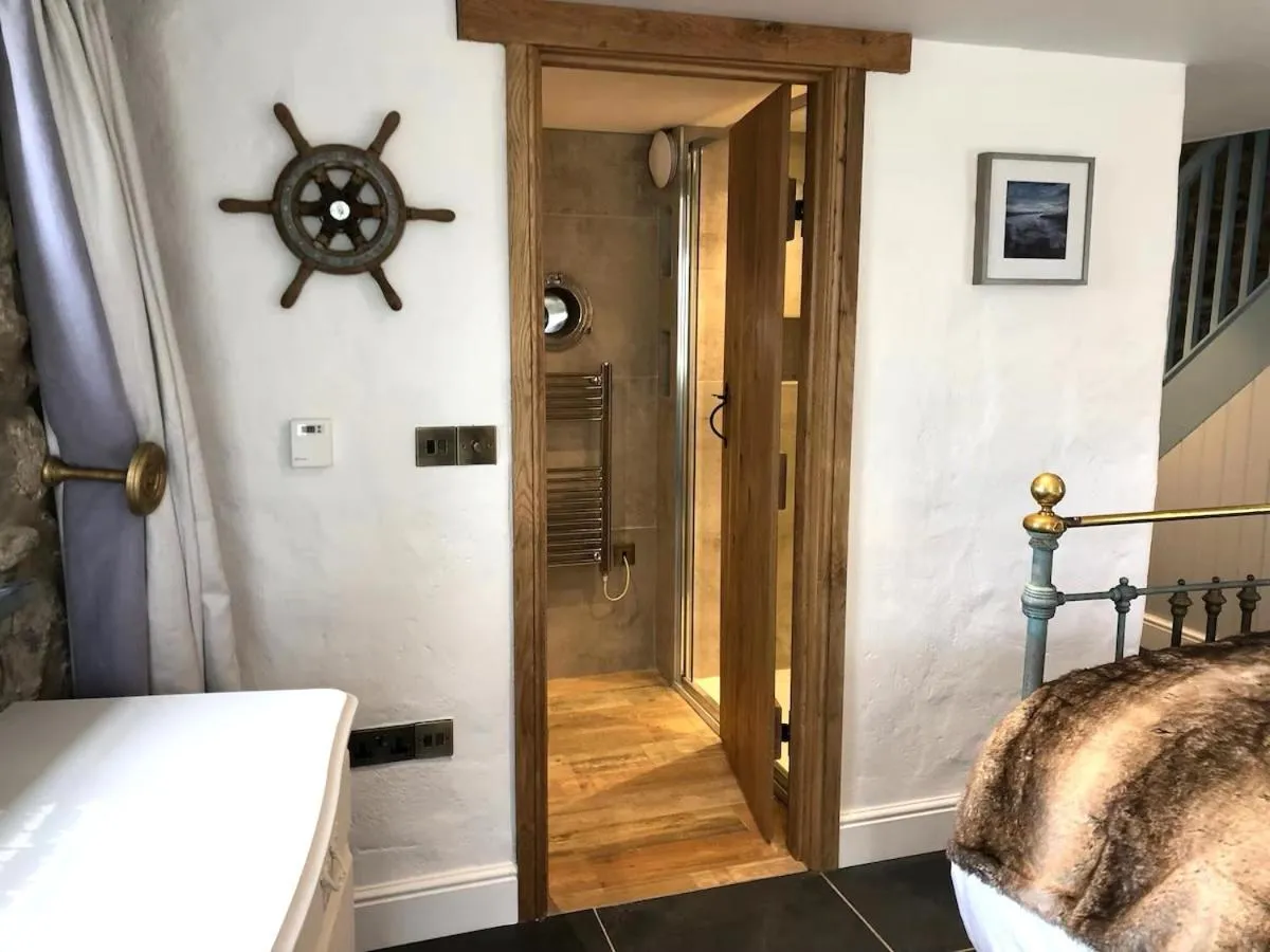 Floor plan, Bed in Swn y Môr - 1 Bedroom Cottage - Whitesands