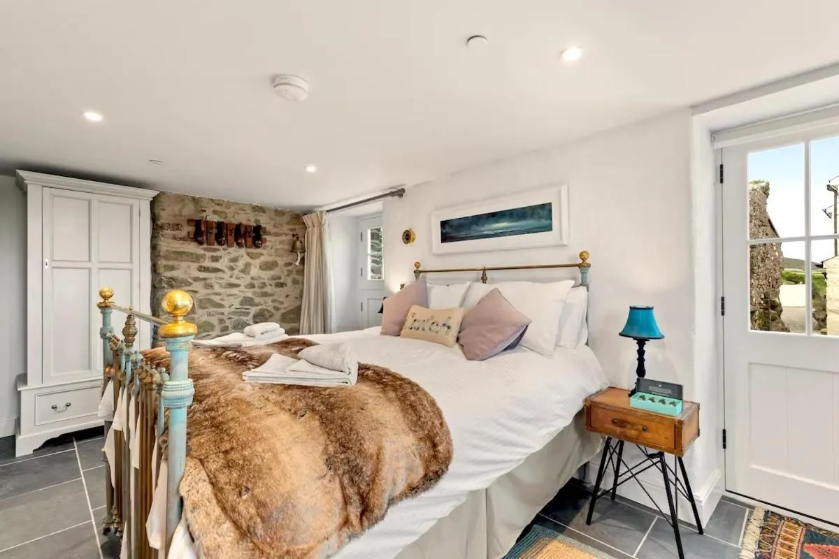 Floor plan, Bed in Swn y Môr - 1 Bedroom Cottage - Whitesands
