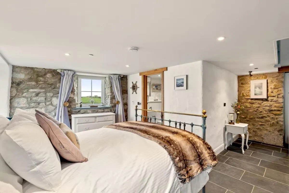 Floor plan, Bed in Swn y Môr - 1 Bedroom Cottage - Whitesands