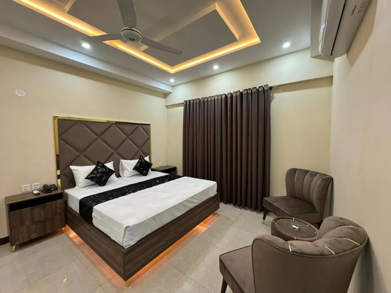 Bed in Gold Pine Hotel Lahore