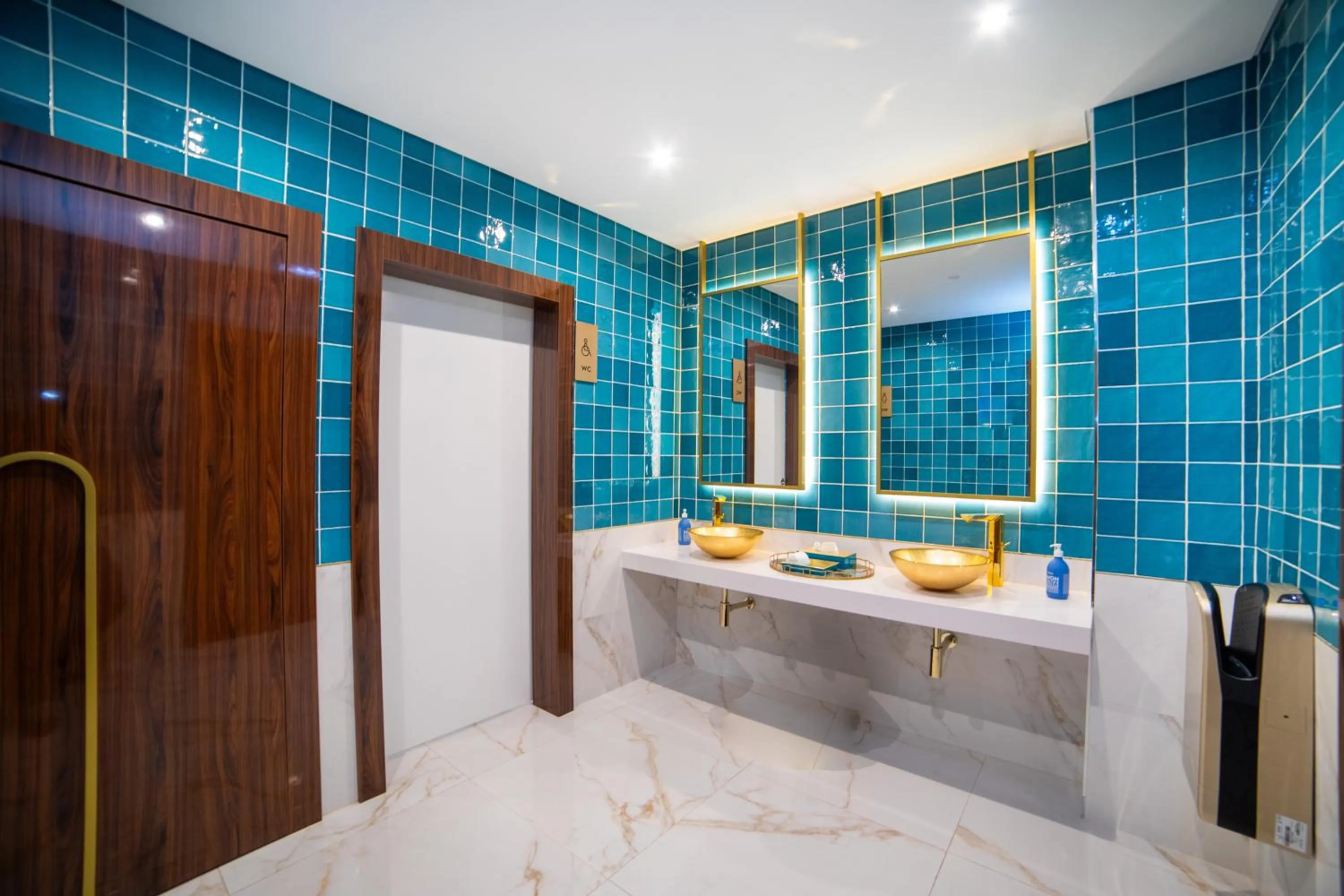 Toilet, Bed in VIP Executive Suites do Marquês Hotel