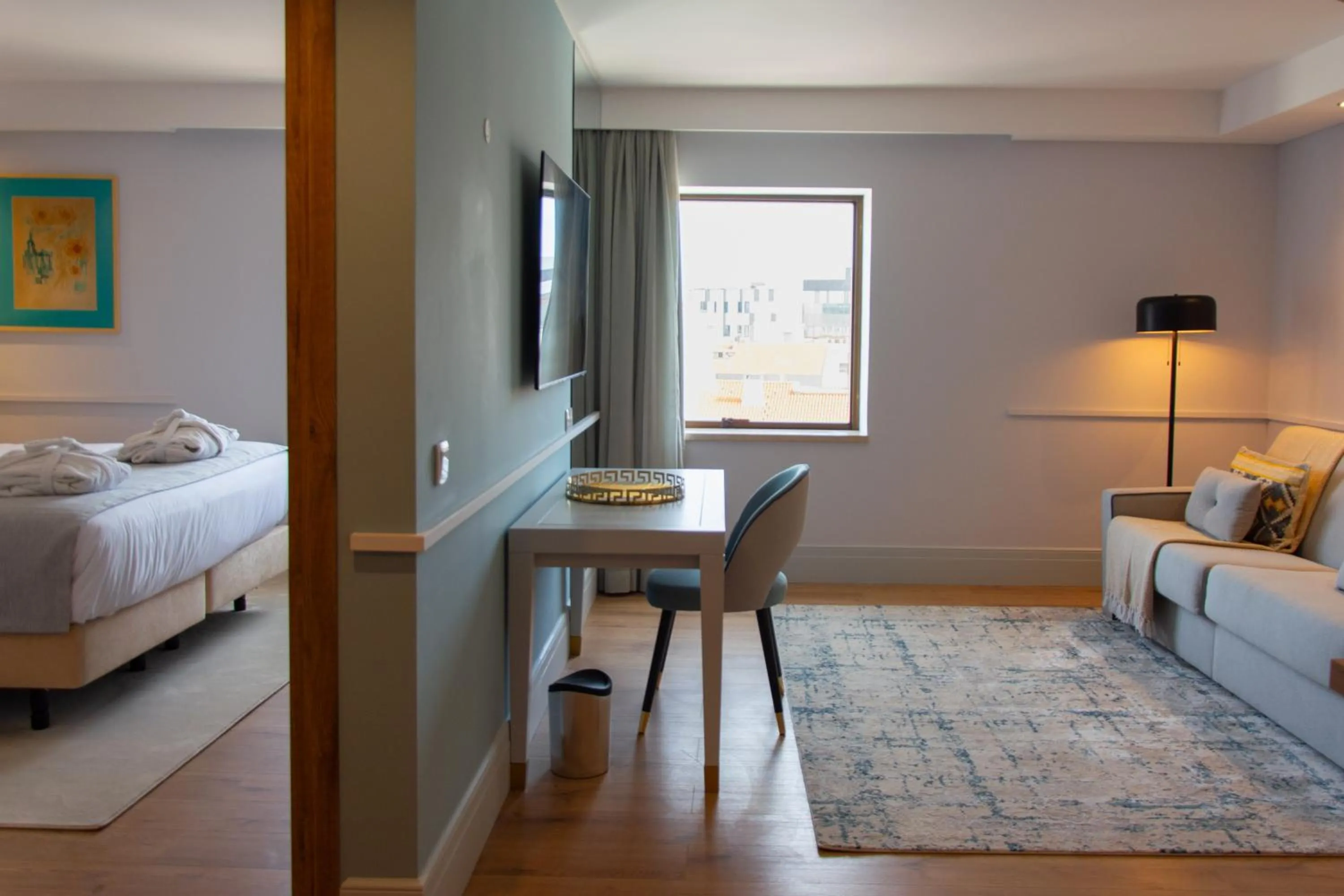 Living room, Bed in VIP Executive Suites do Marquês Hotel