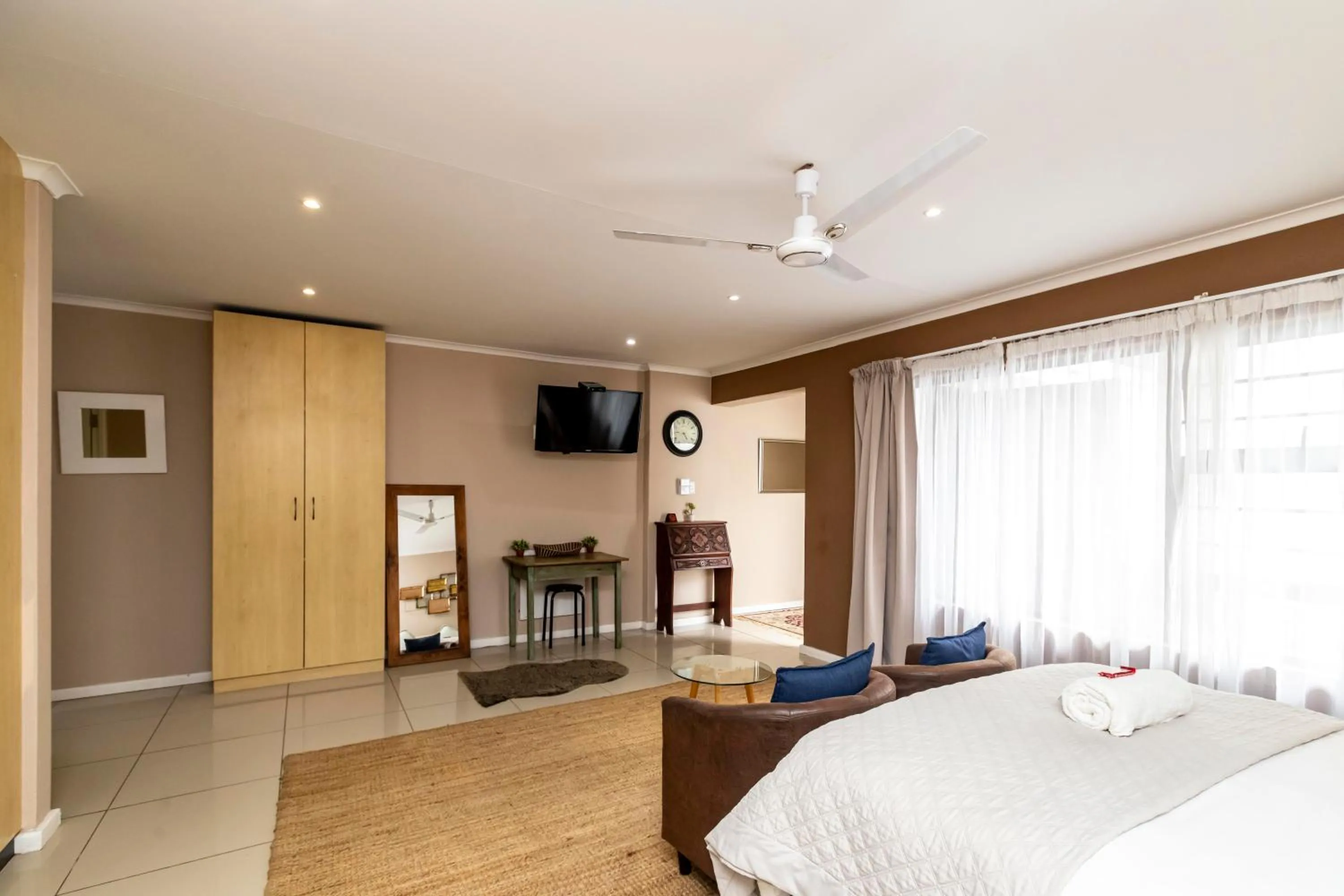 Photo of the whole room, Bed in Fish Eagle Manor