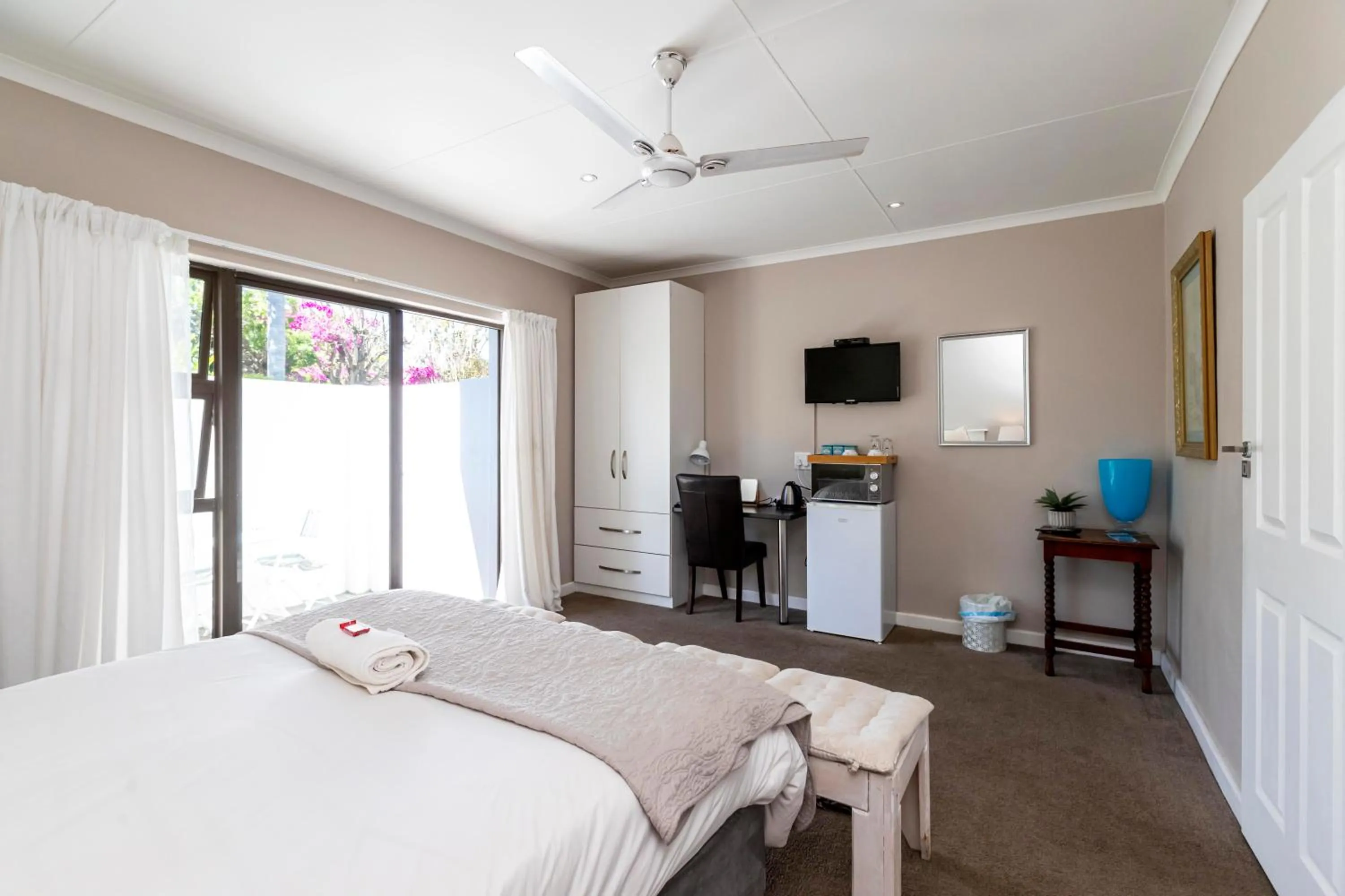 Bedroom, Bed in Fish Eagle Manor