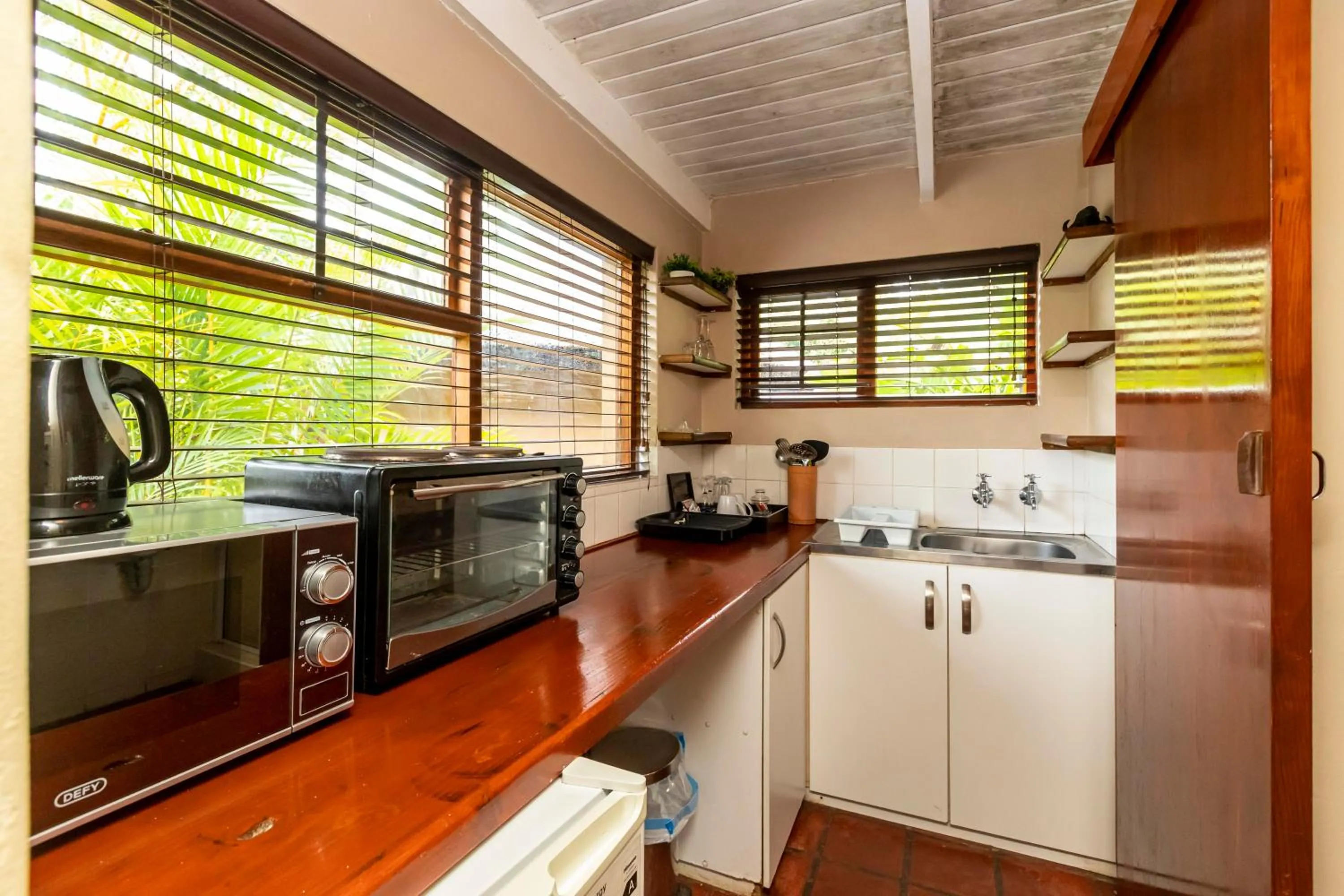 Coffee/tea facilities in Fish Eagle Manor