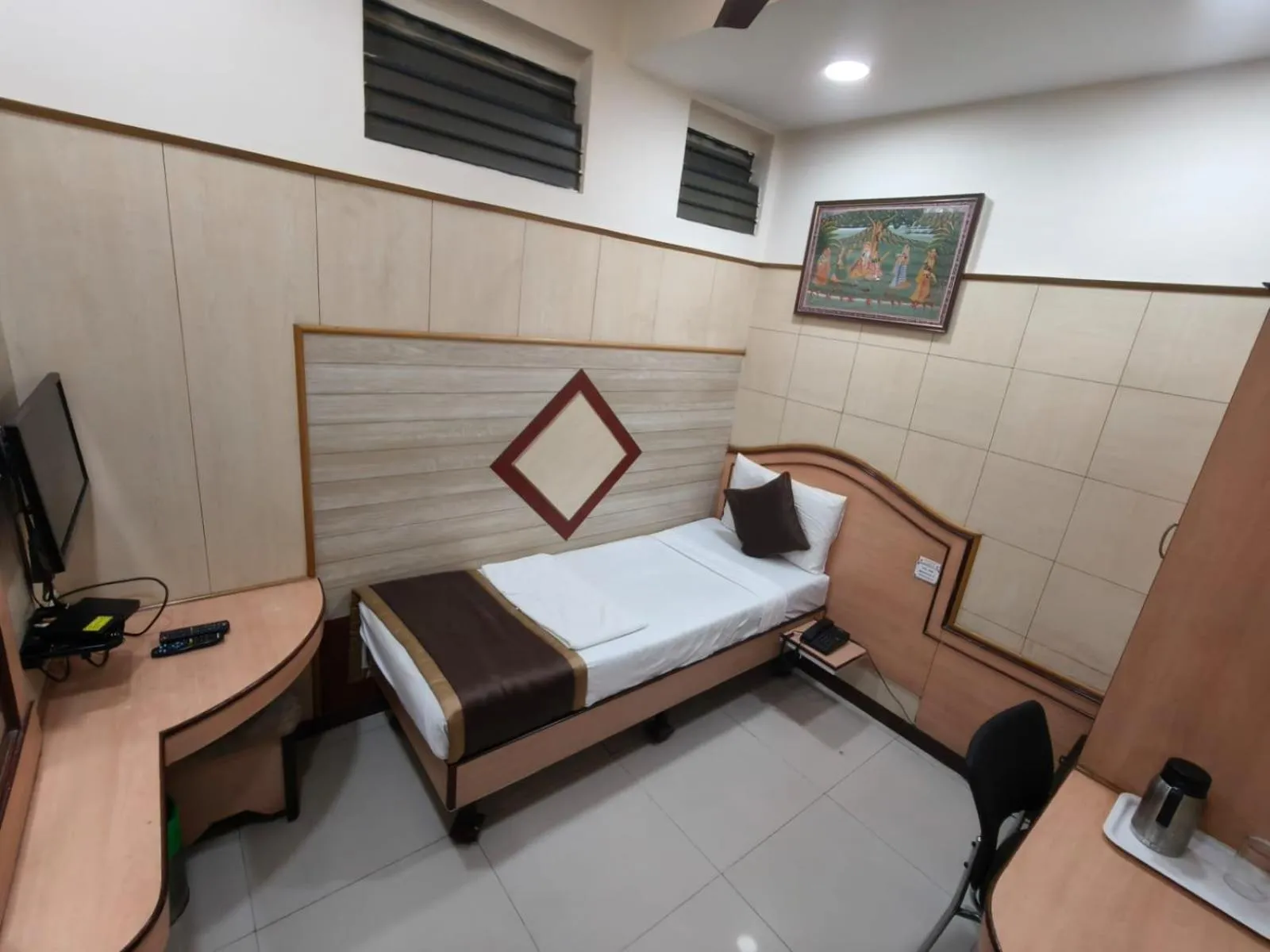 Photo of the whole room, Bed in Anand Regency Majestic