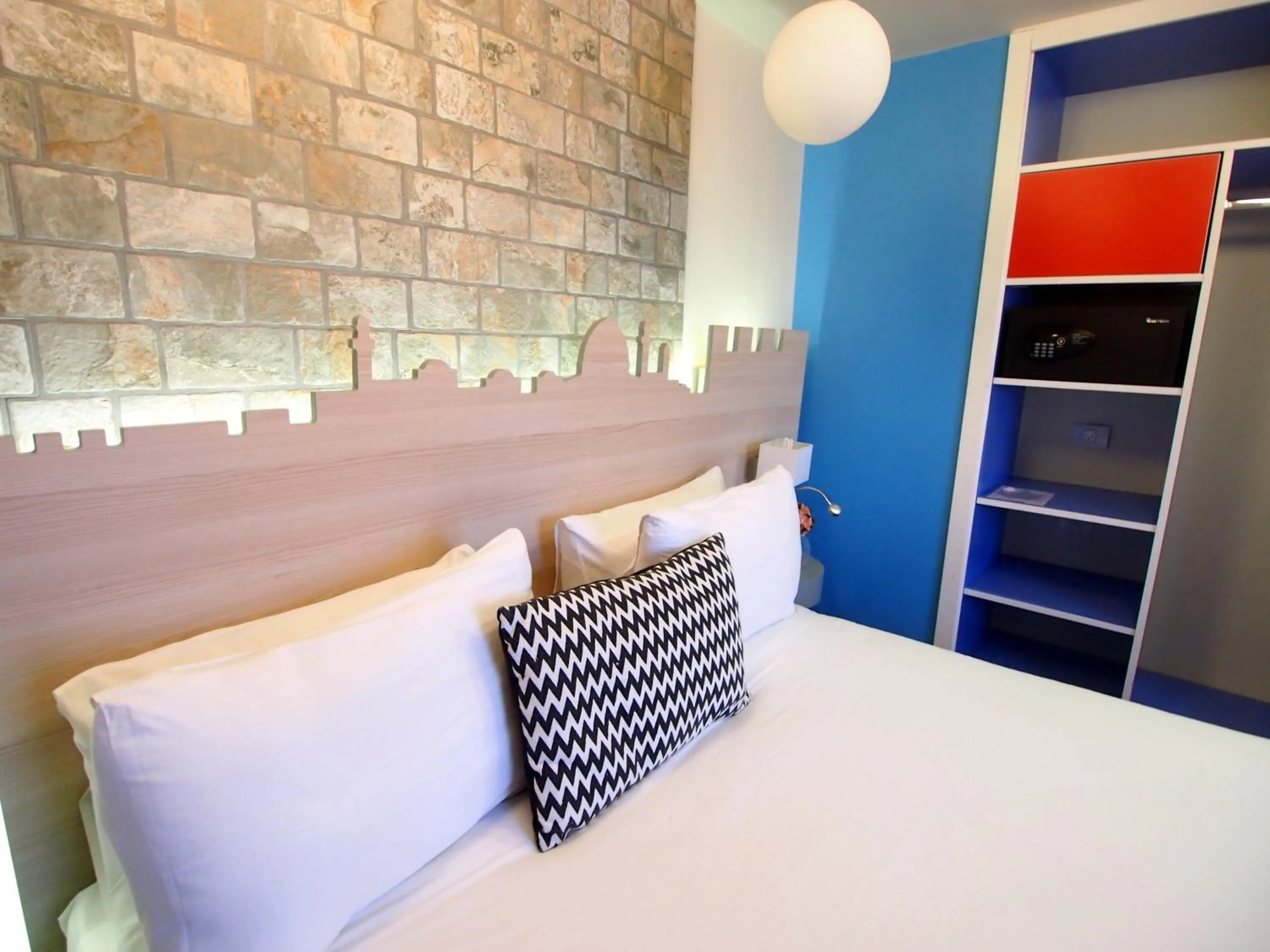 Bed in Grand Park Hotel Jerusalem