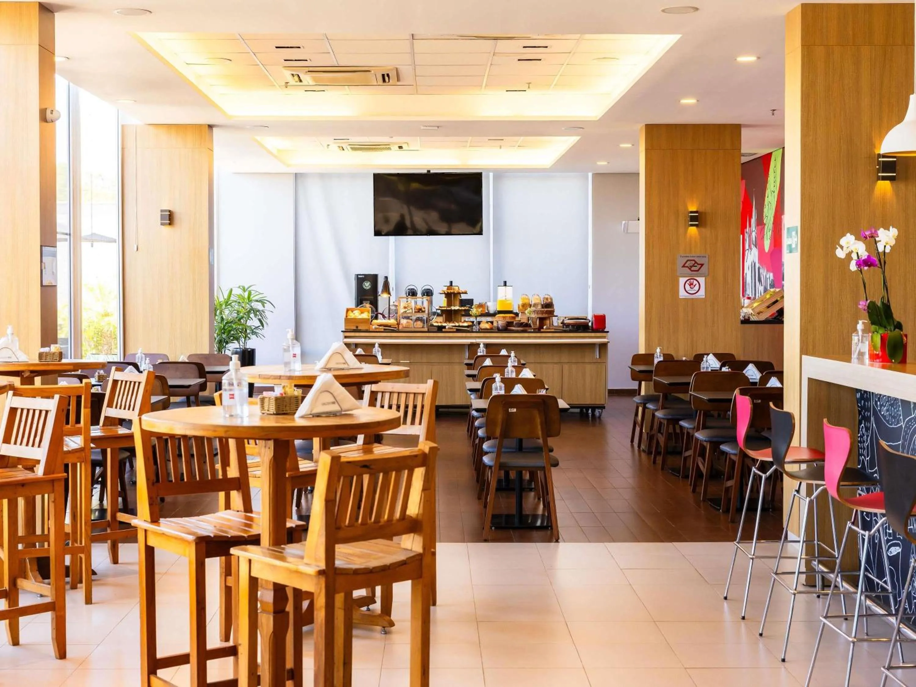 Lounge or bar in ibis Ourinhos