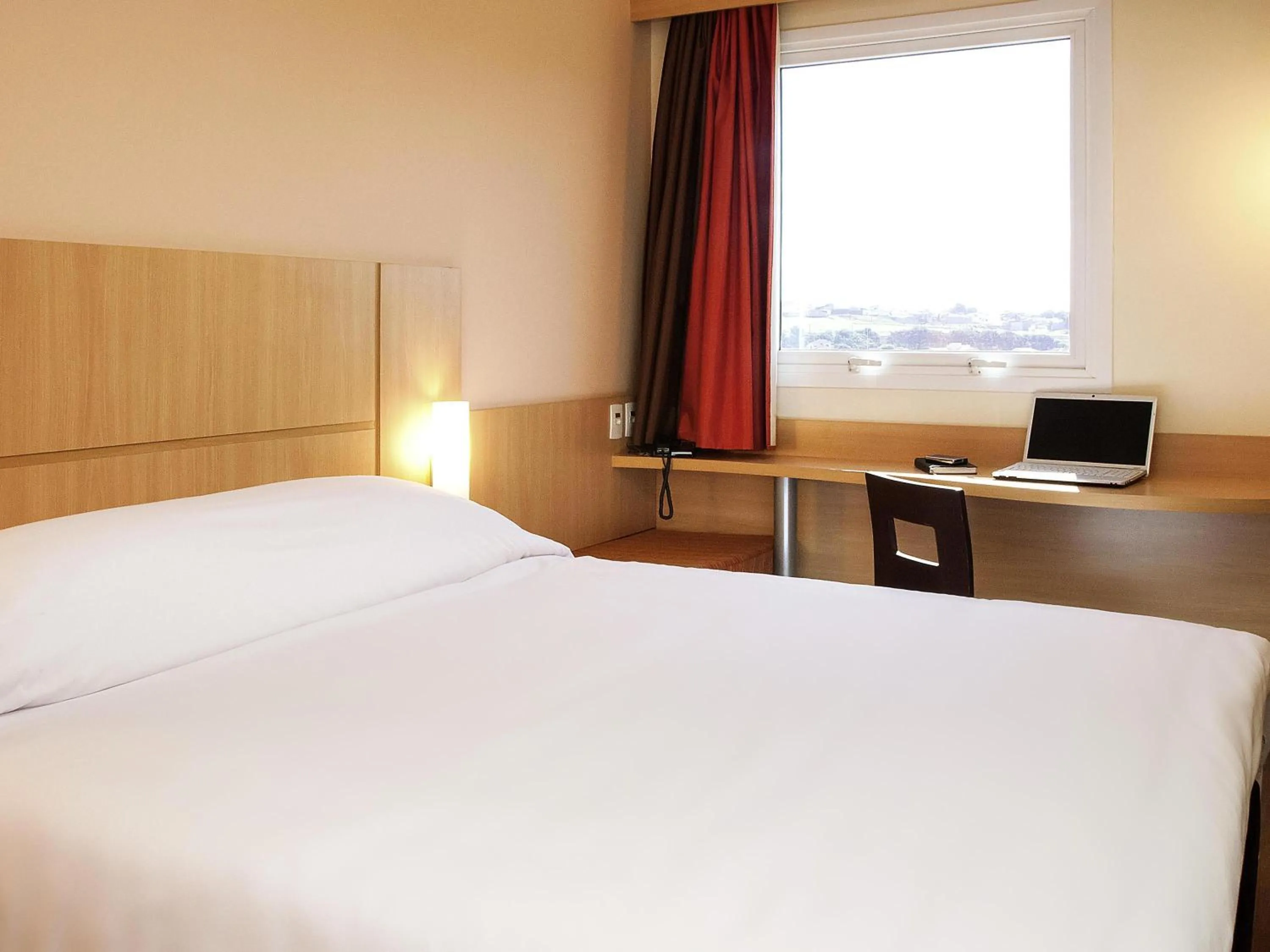 Bedroom, Bed in ibis Ourinhos