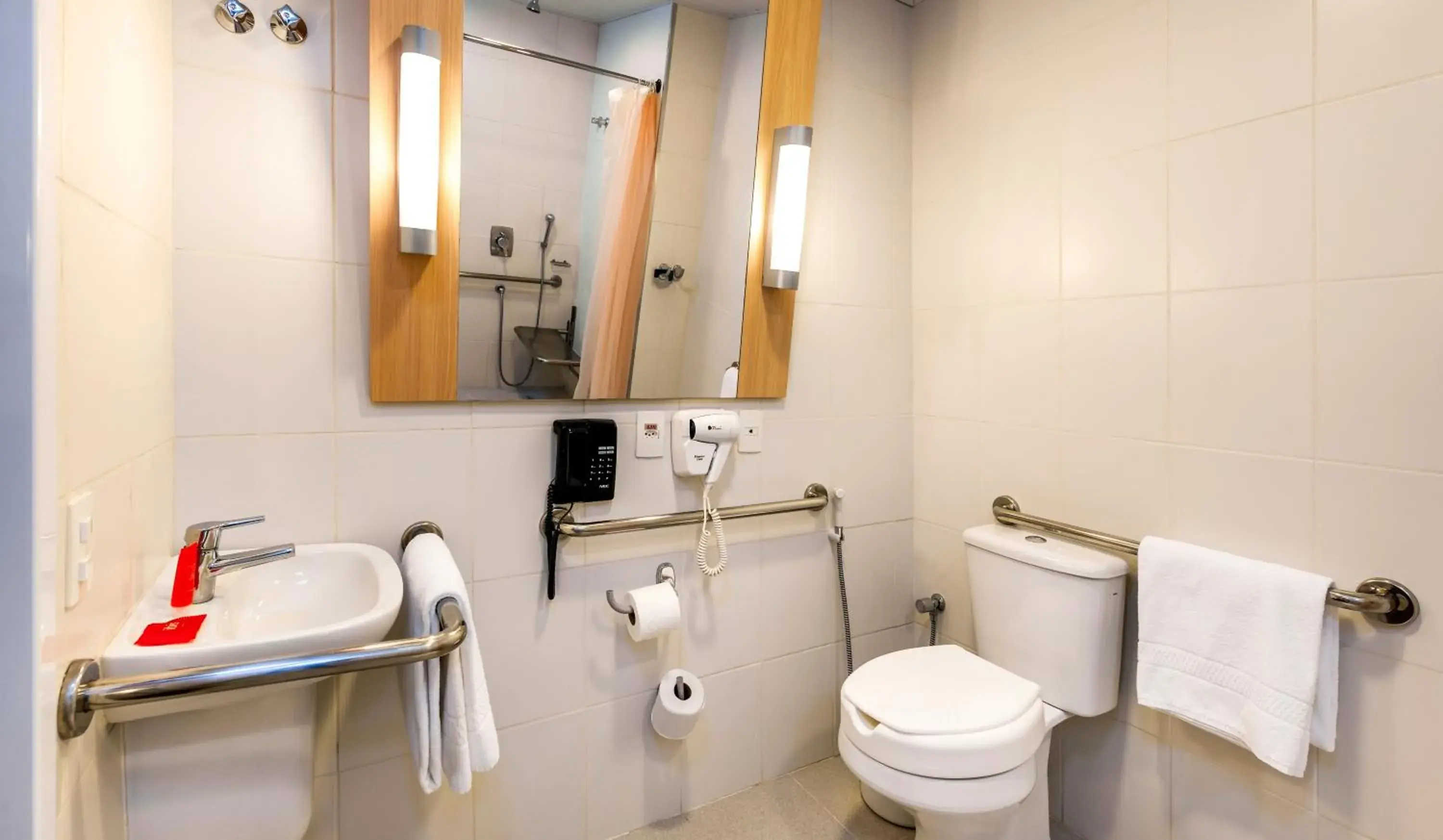 Bathroom in ibis Ourinhos Bathroom in ibis Ourinhos