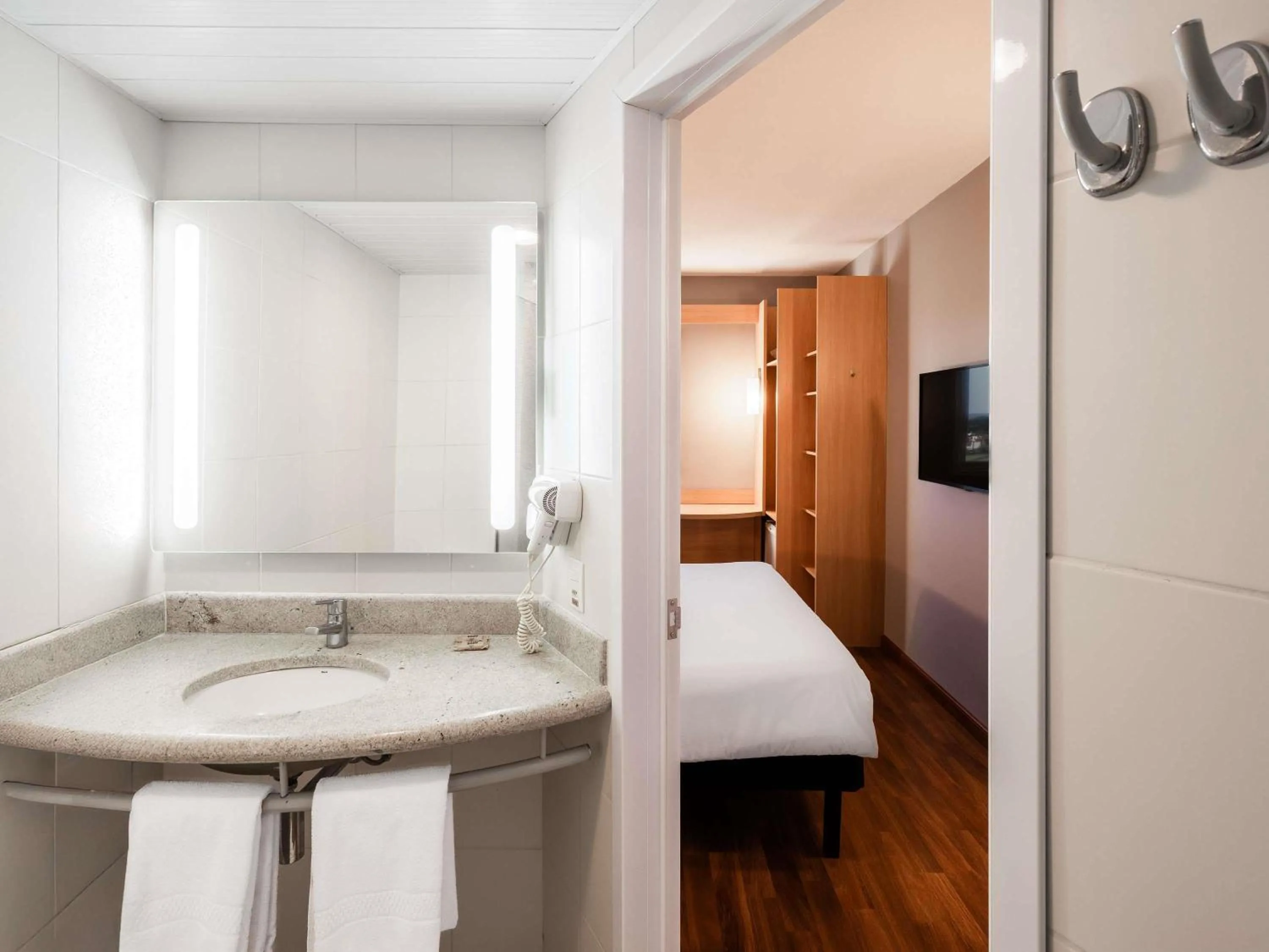 Bedroom, Bed in ibis Ourinhos