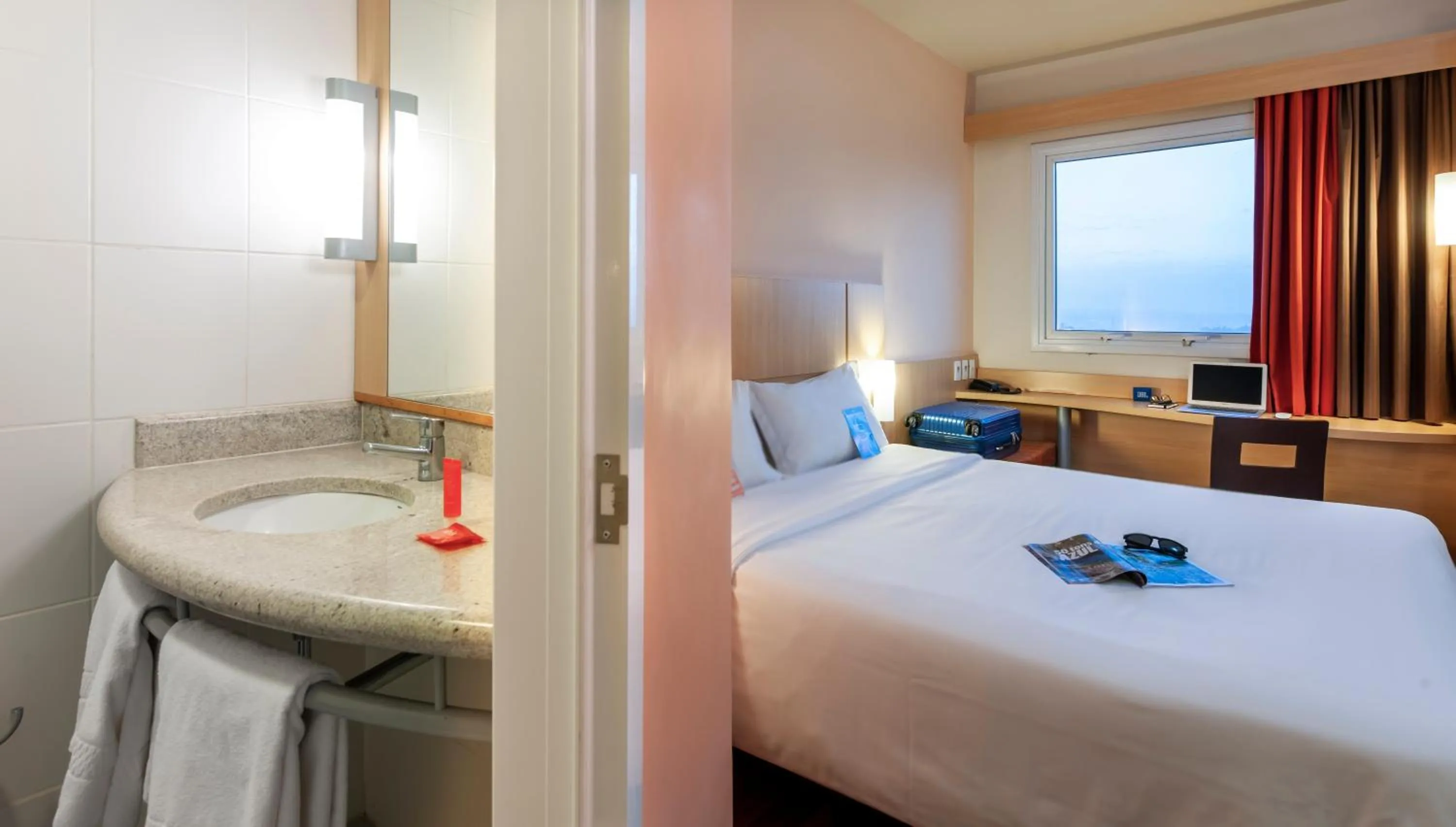 Bathroom, Bed in ibis Ourinhos