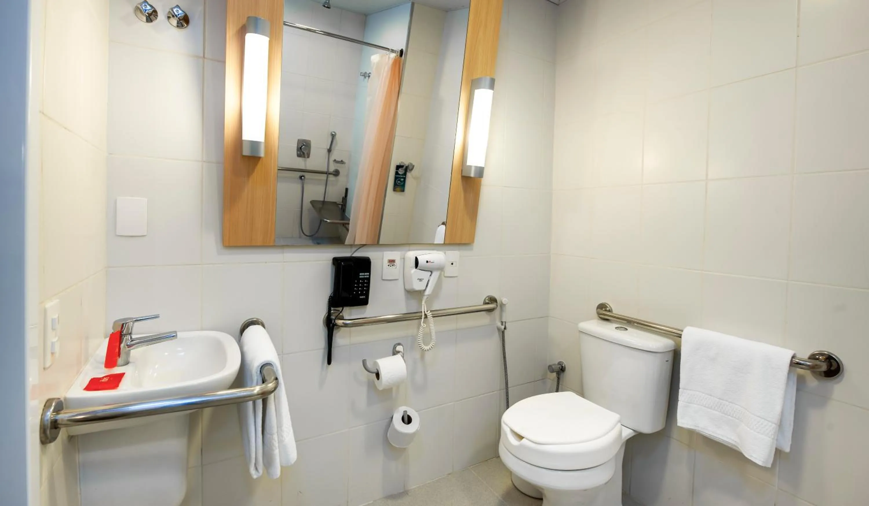 Bathroom in ibis Ourinhos