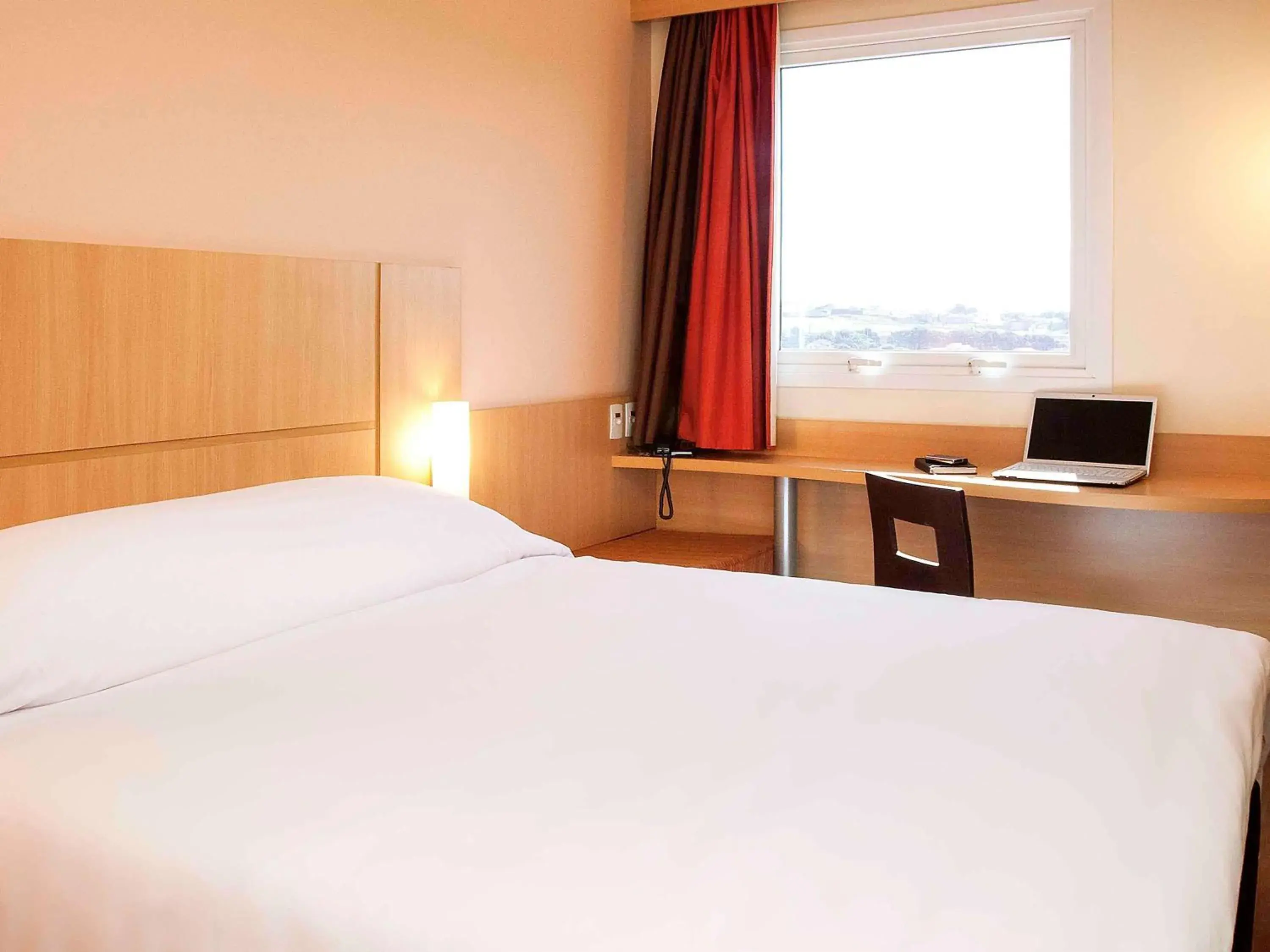 Bedroom, Bed in ibis Ourinhos Bedroom, Bed in ibis Ourinhos