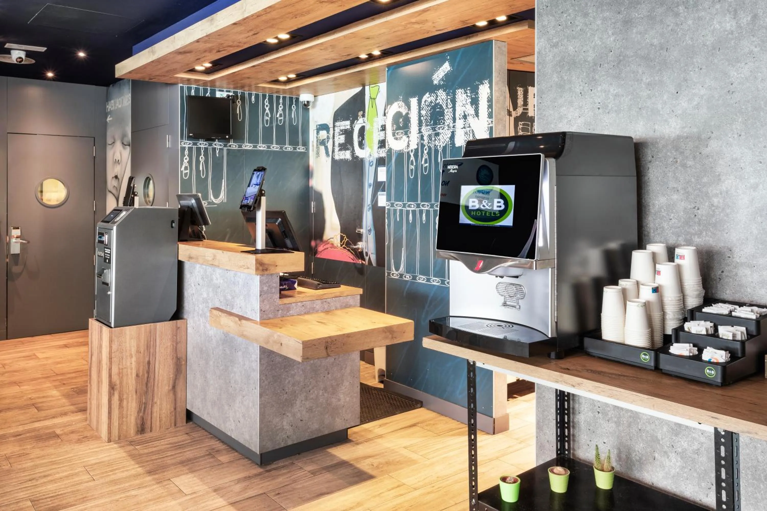 Lobby or reception in B&B HOTEL Zaragoza Plaza Mozart