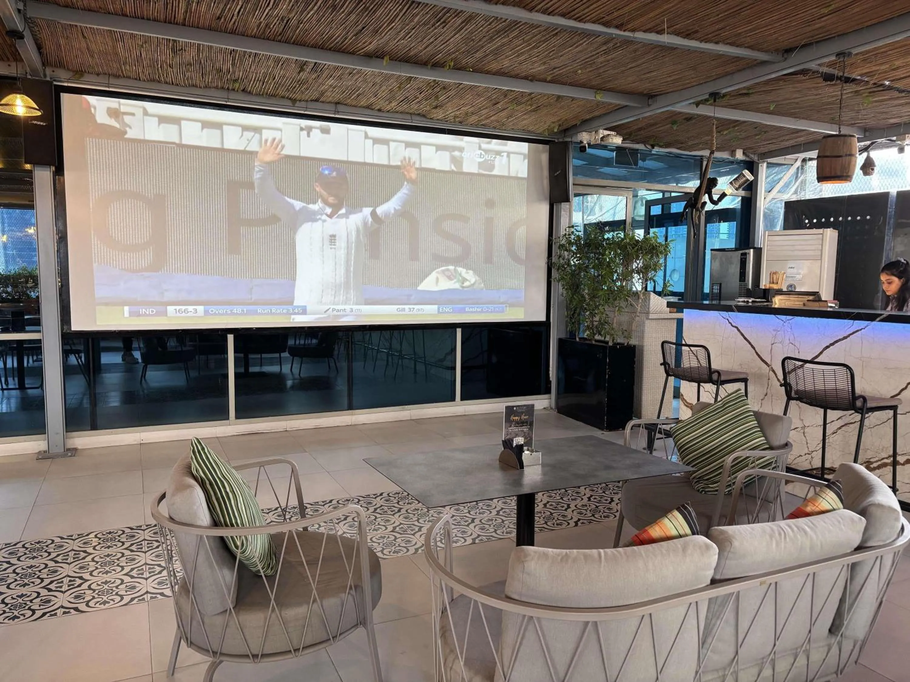 Lounge or bar in Pullman Dubai Jumeirah Lakes Towers