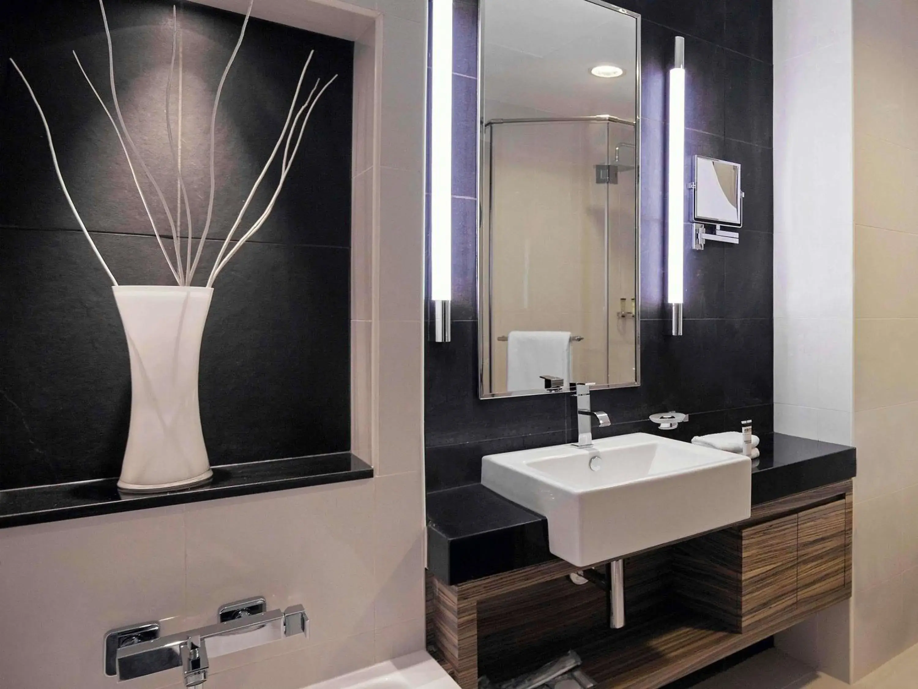 Bedroom in Pullman Dubai Jumeirah Lakes Towers Bedroom in Pullman Dubai Jumeirah Lakes Towers