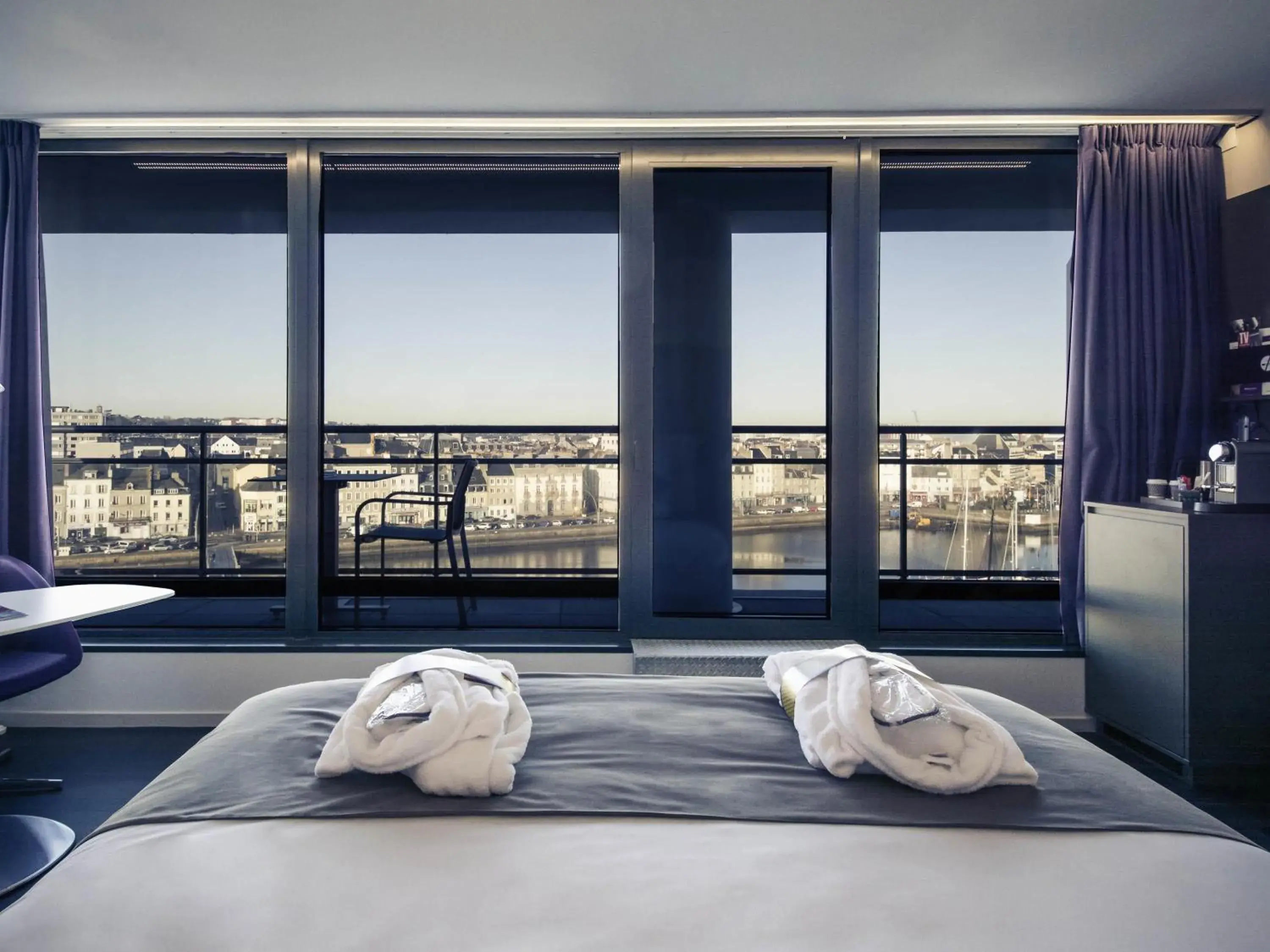 Bedroom, Bed in Mercure Cherbourg Centre Port Bedroom, Bed in Mercure Cherbourg Centre Port