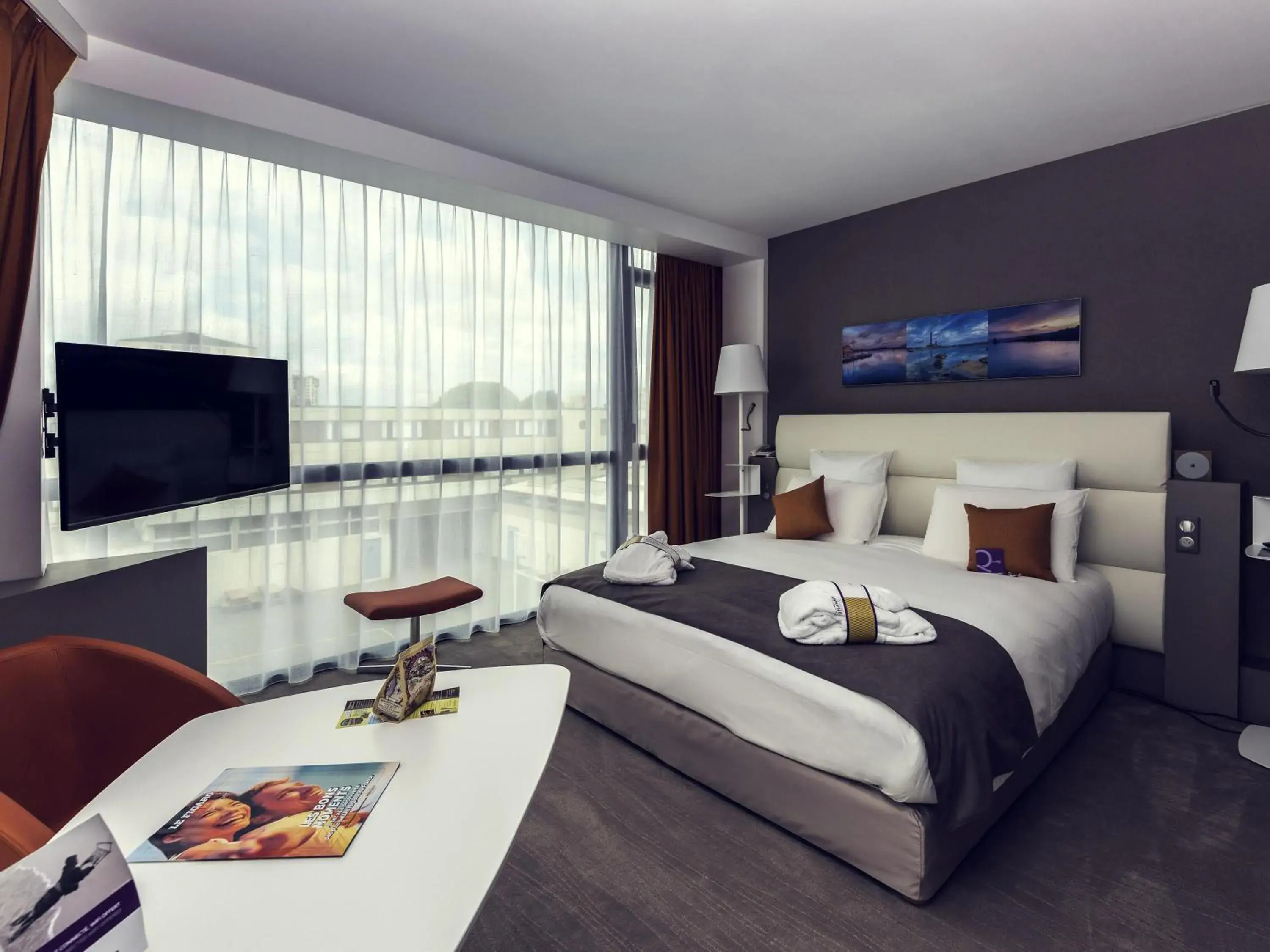 Bedroom, Bed in Mercure Cherbourg Centre Port Bedroom, Bed in Mercure Cherbourg Centre Port