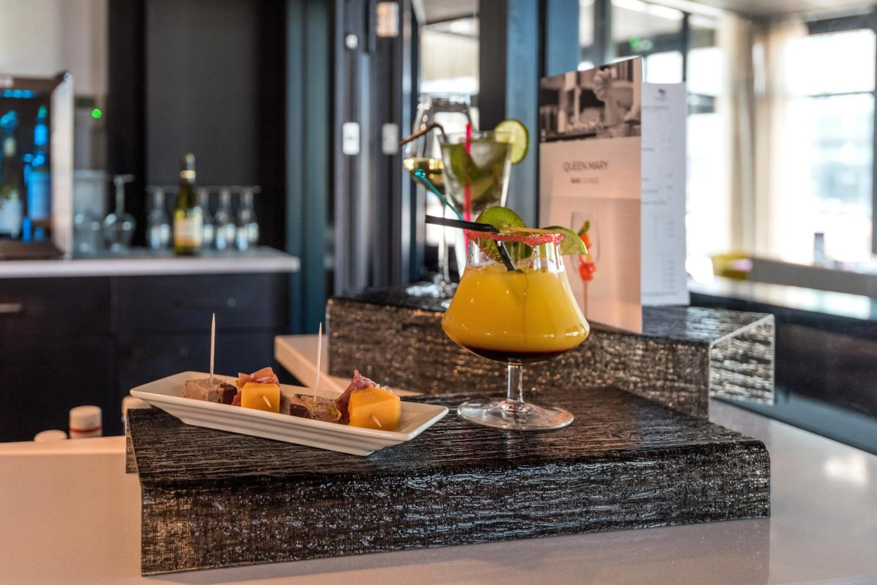 Lounge or bar in Mercure Cherbourg Centre Port