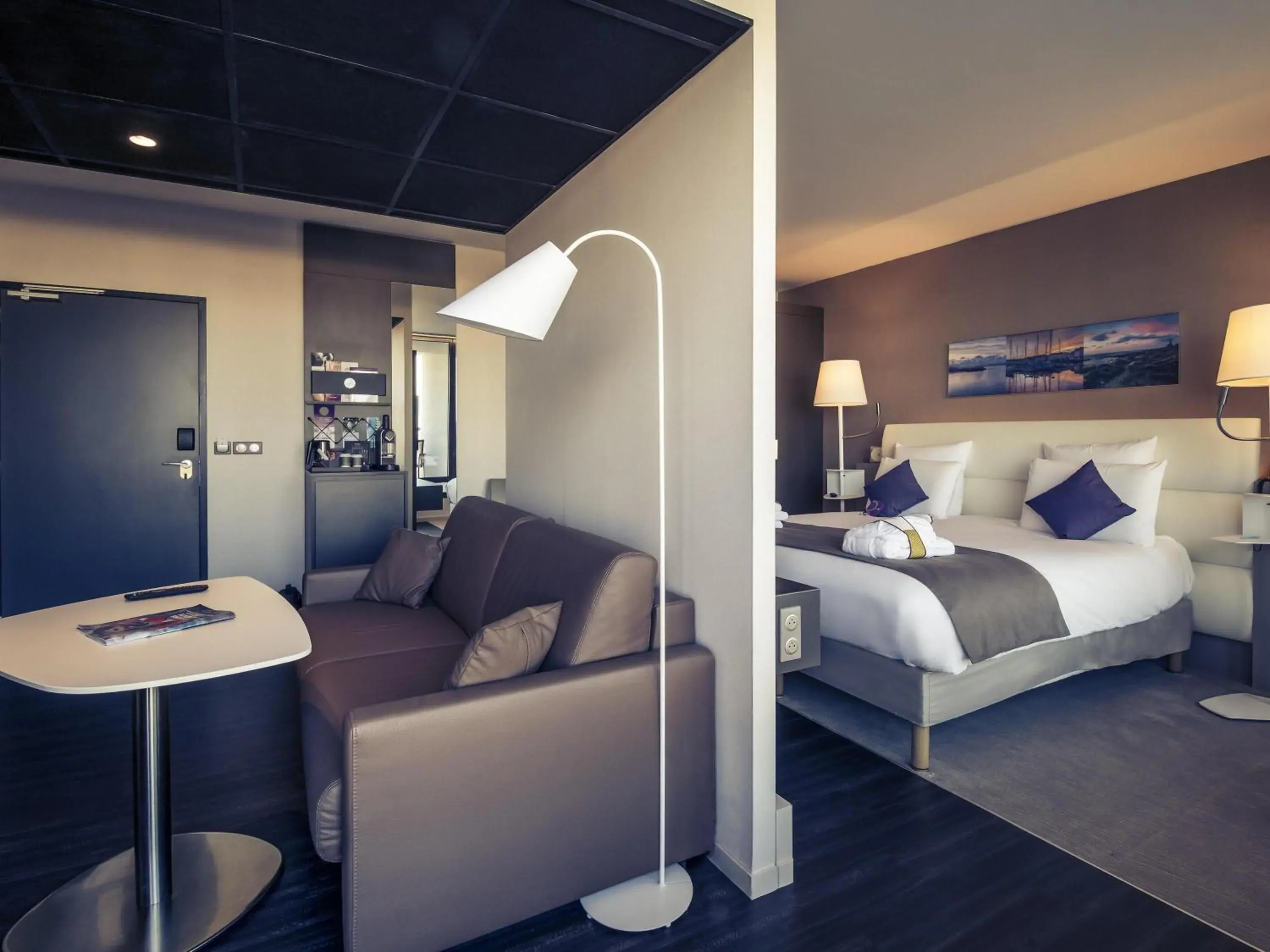 Bedroom, Bed in Mercure Cherbourg Centre Port Bedroom, Bed in Mercure Cherbourg Centre Port