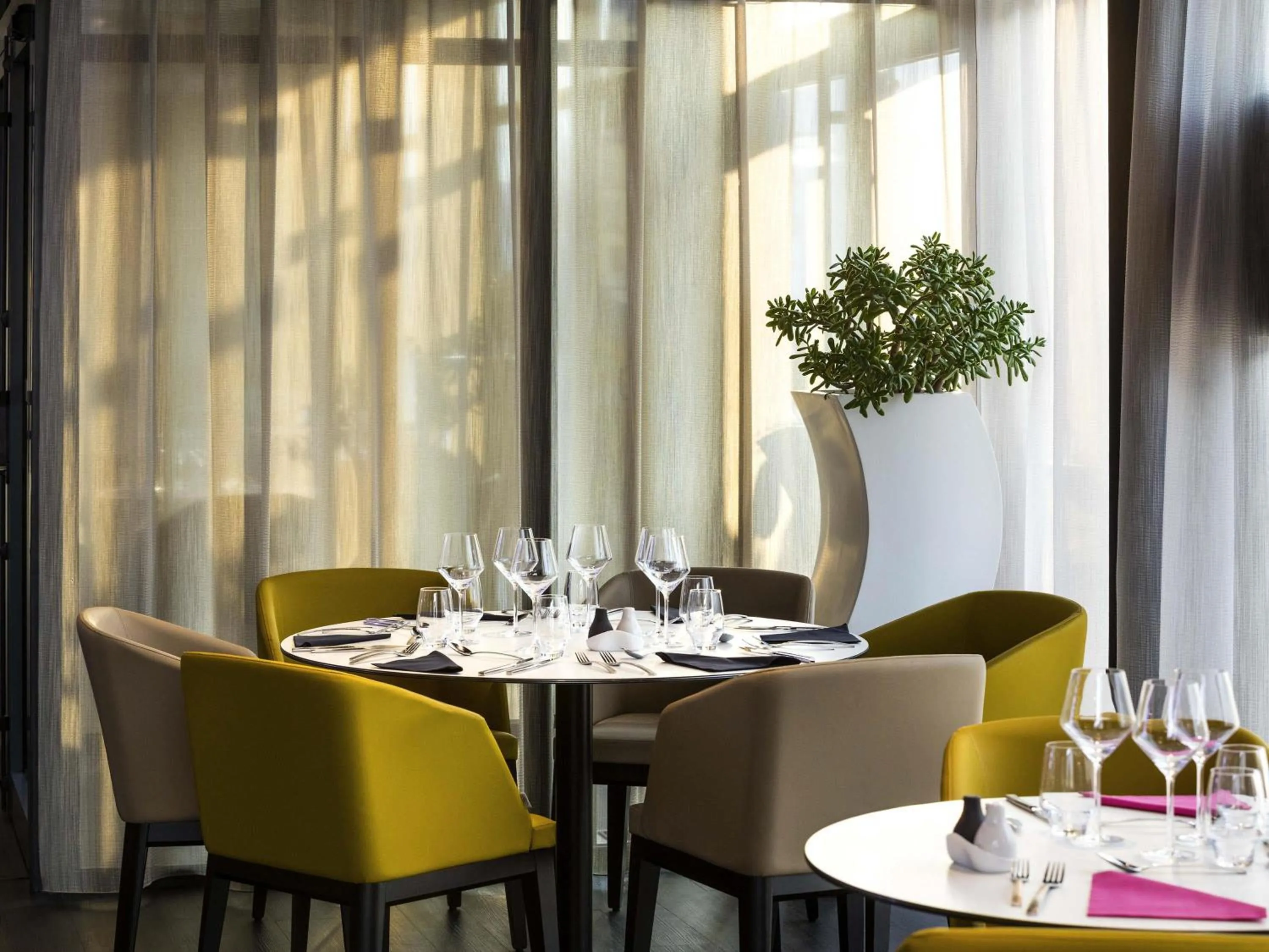 Restaurant/places to eat in Mercure Cherbourg Centre Port