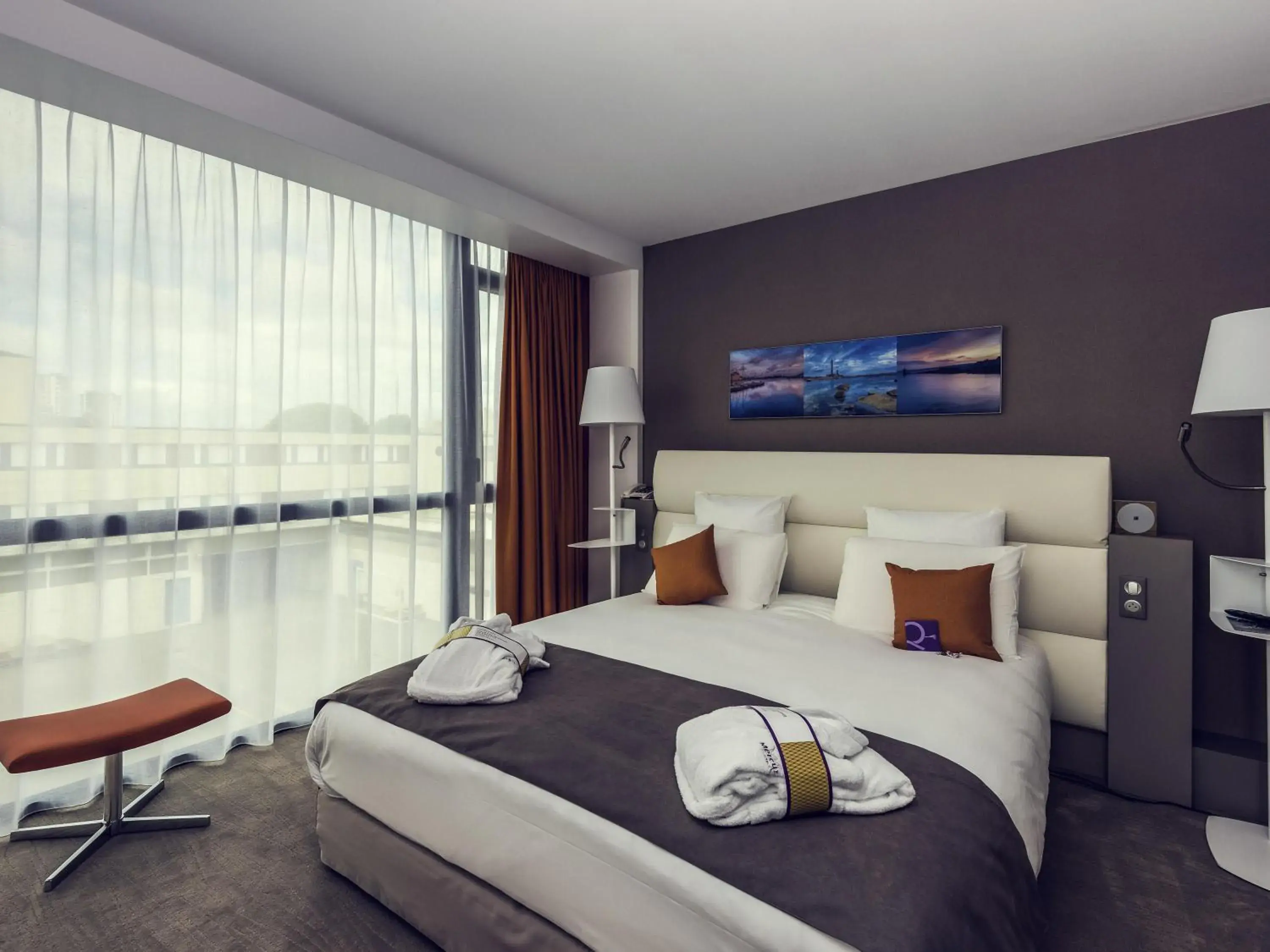 Bedroom, Bed in Mercure Cherbourg Centre Port Bedroom, Bed in Mercure Cherbourg Centre Port