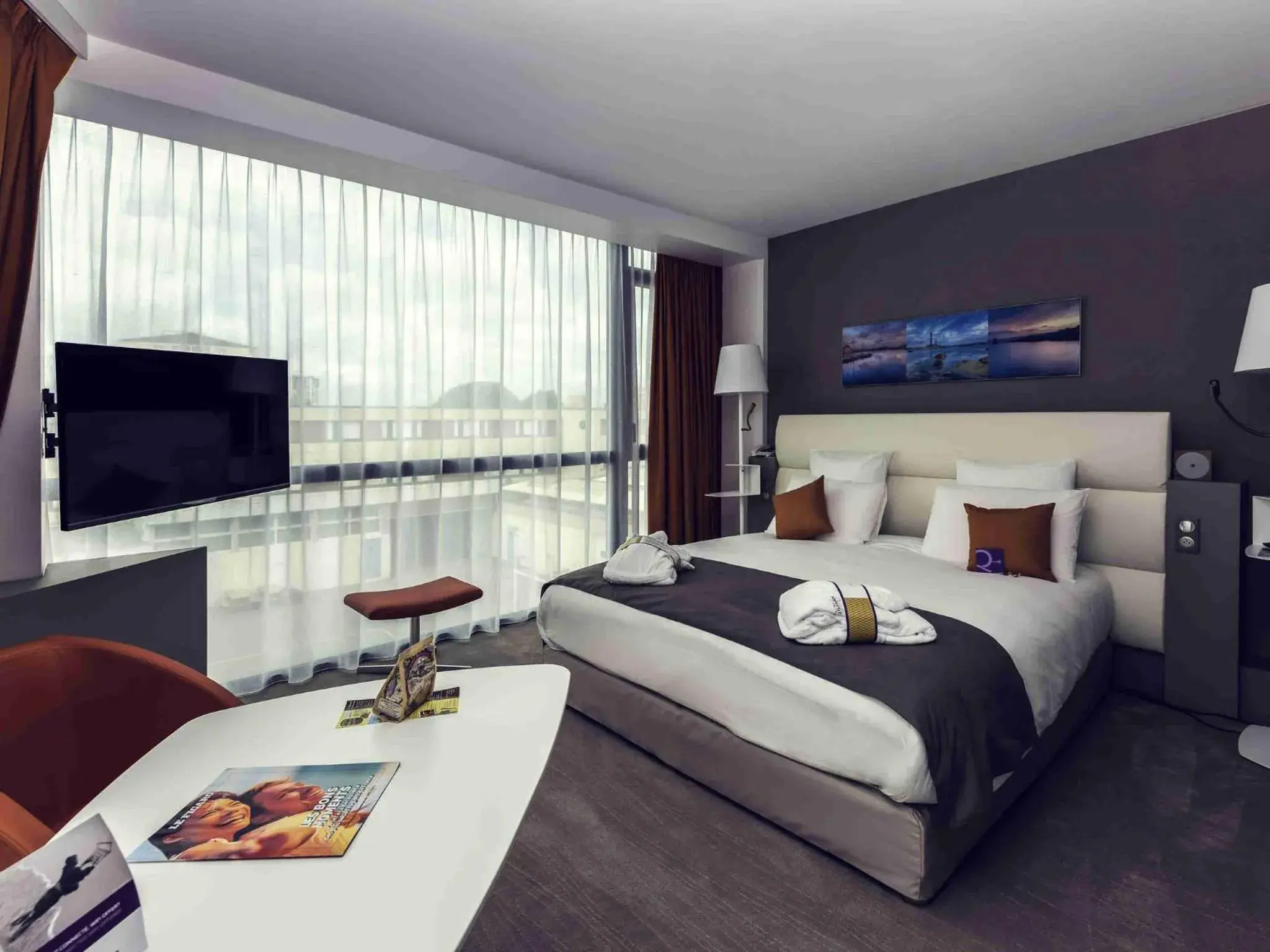 Bedroom, Bed in Mercure Cherbourg Centre Port Bedroom, Bed in Mercure Cherbourg Centre Port