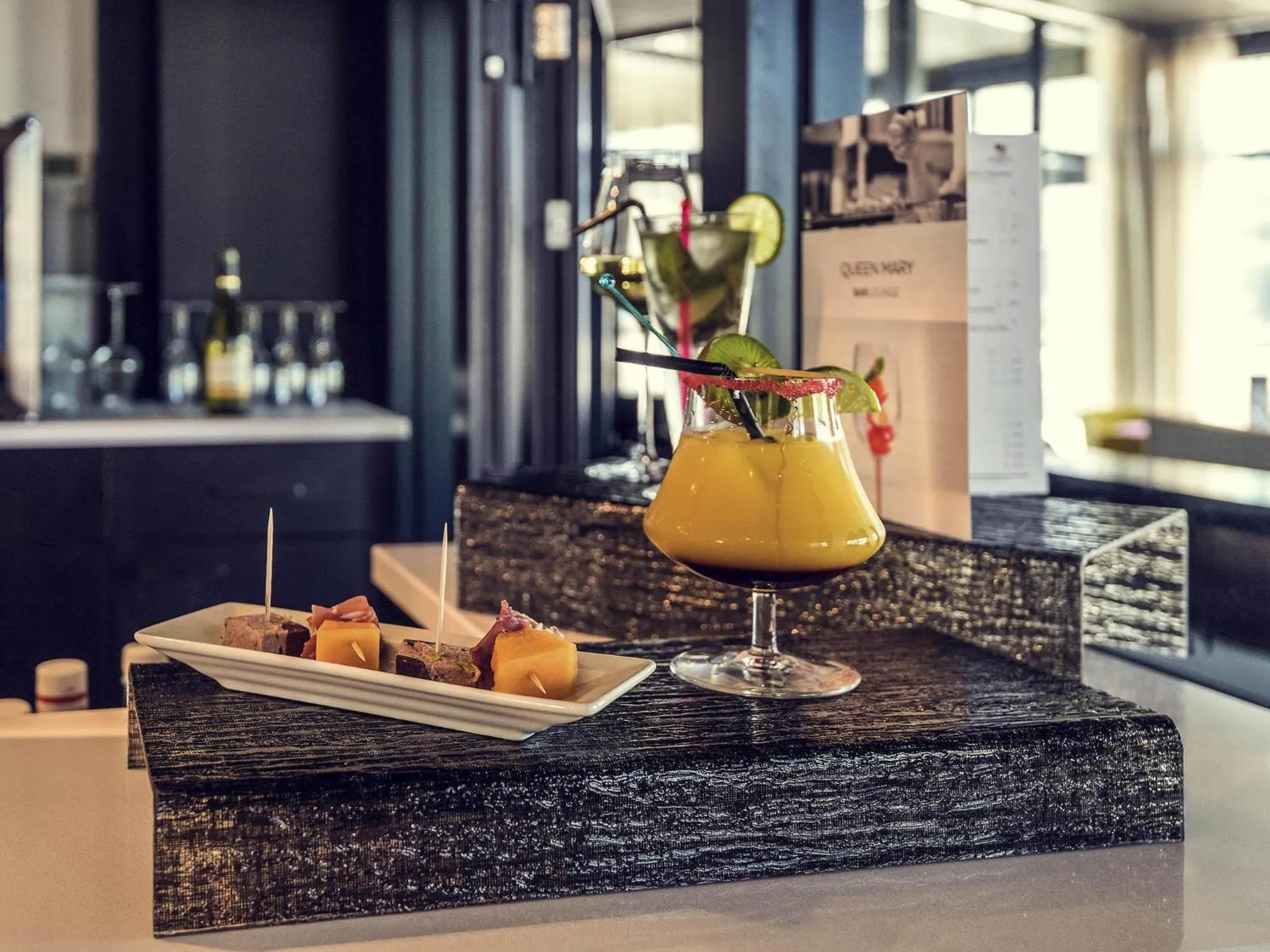 Lounge or bar in Mercure Cherbourg Centre Port