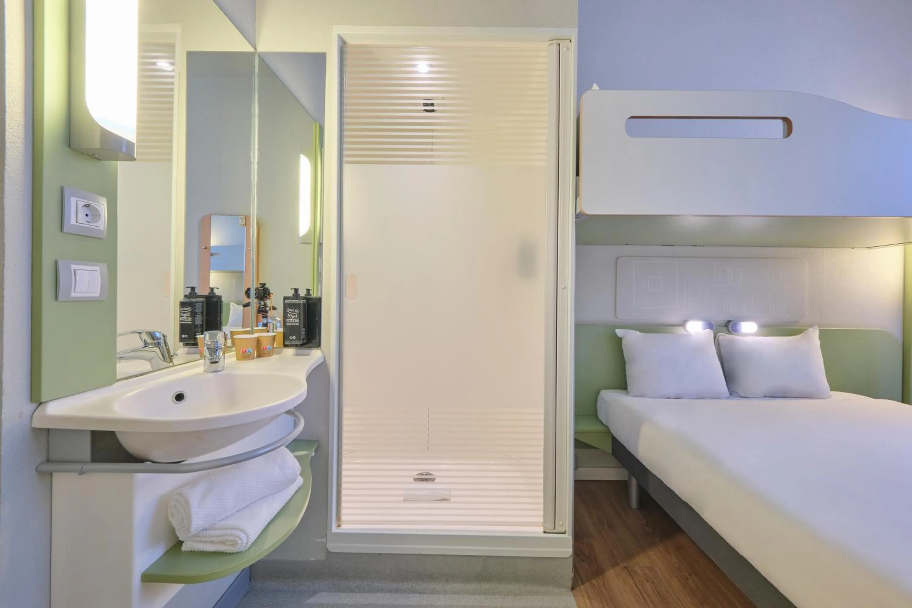 Shower, Bed in Ibis Budget Madrid Calle 30