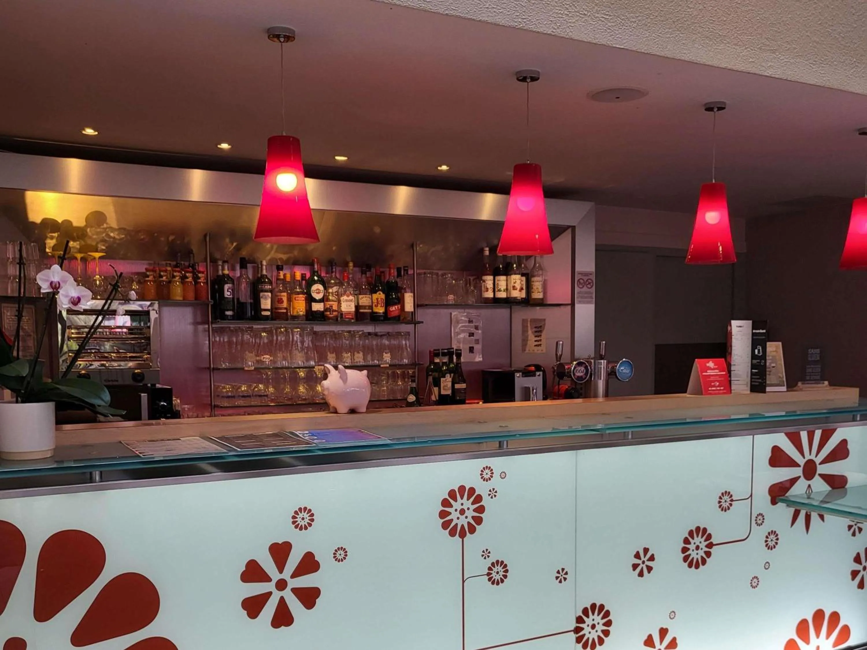 Lounge or bar in ibis Saintes