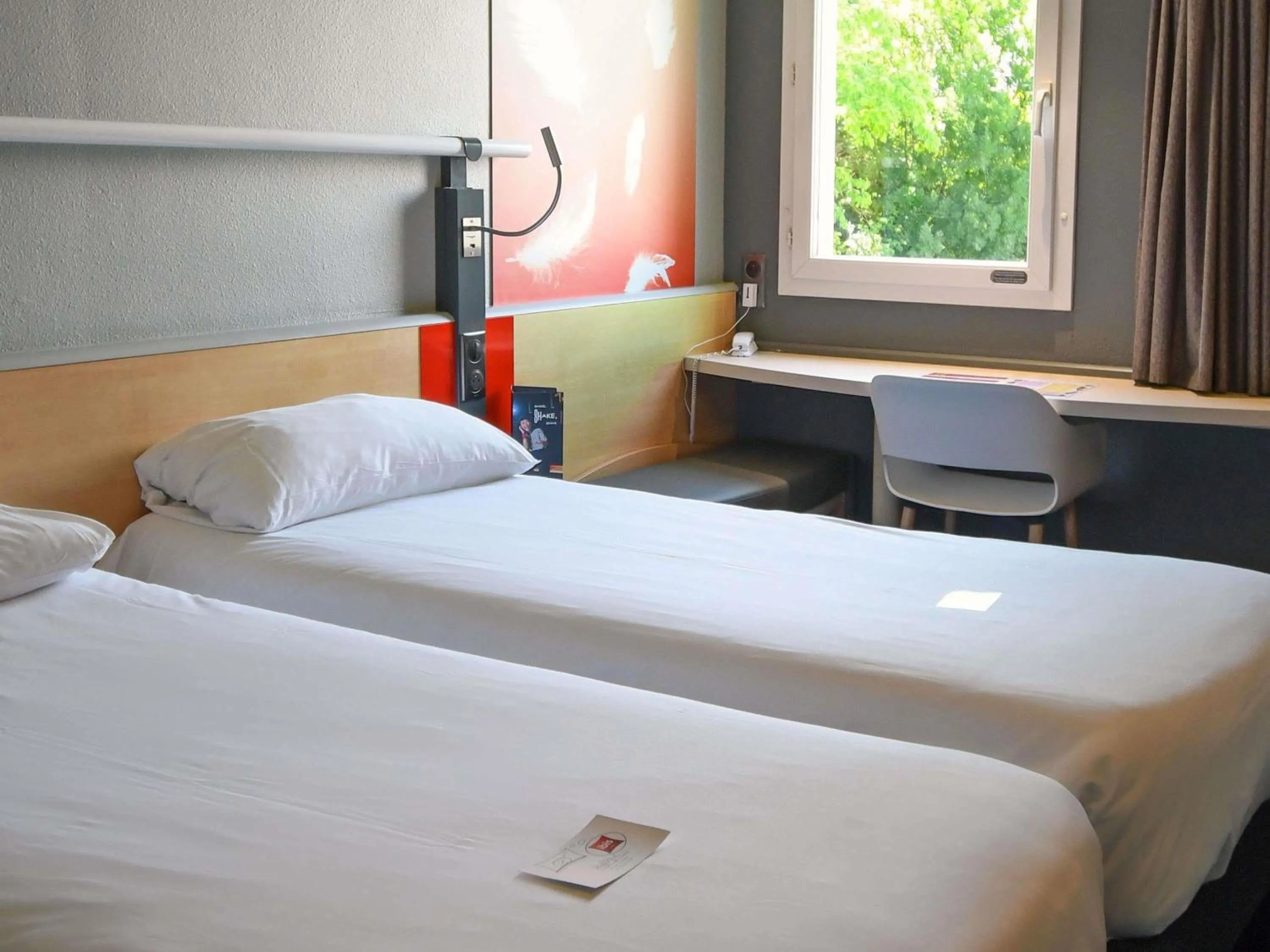 Bedroom, Bed in ibis Saintes