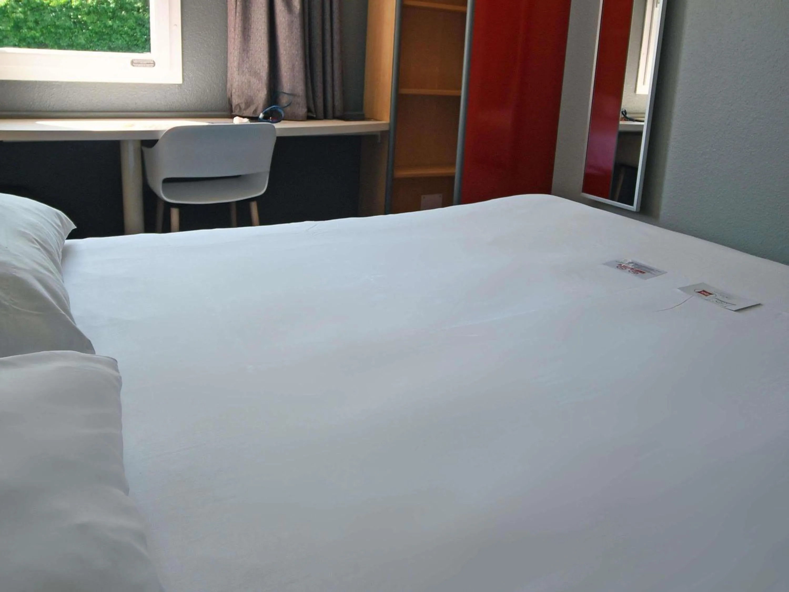 Bedroom, Bed in ibis Saintes