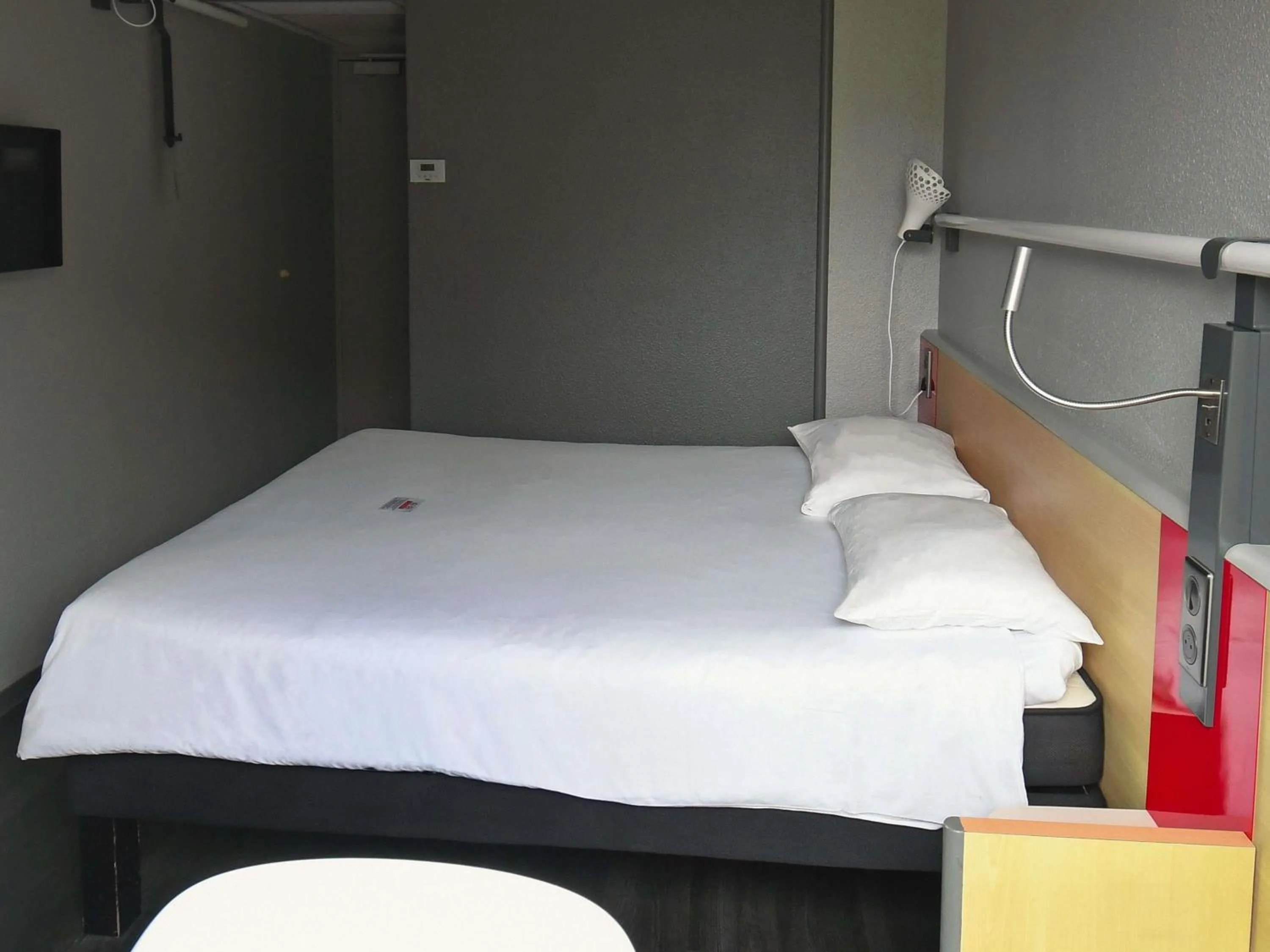 Bedroom, Bed in ibis Saintes