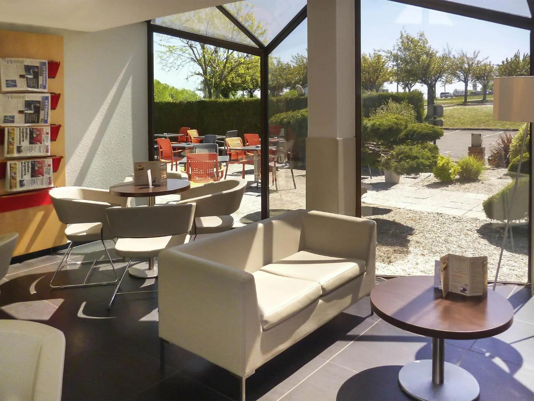 Lounge or bar in ibis Saintes