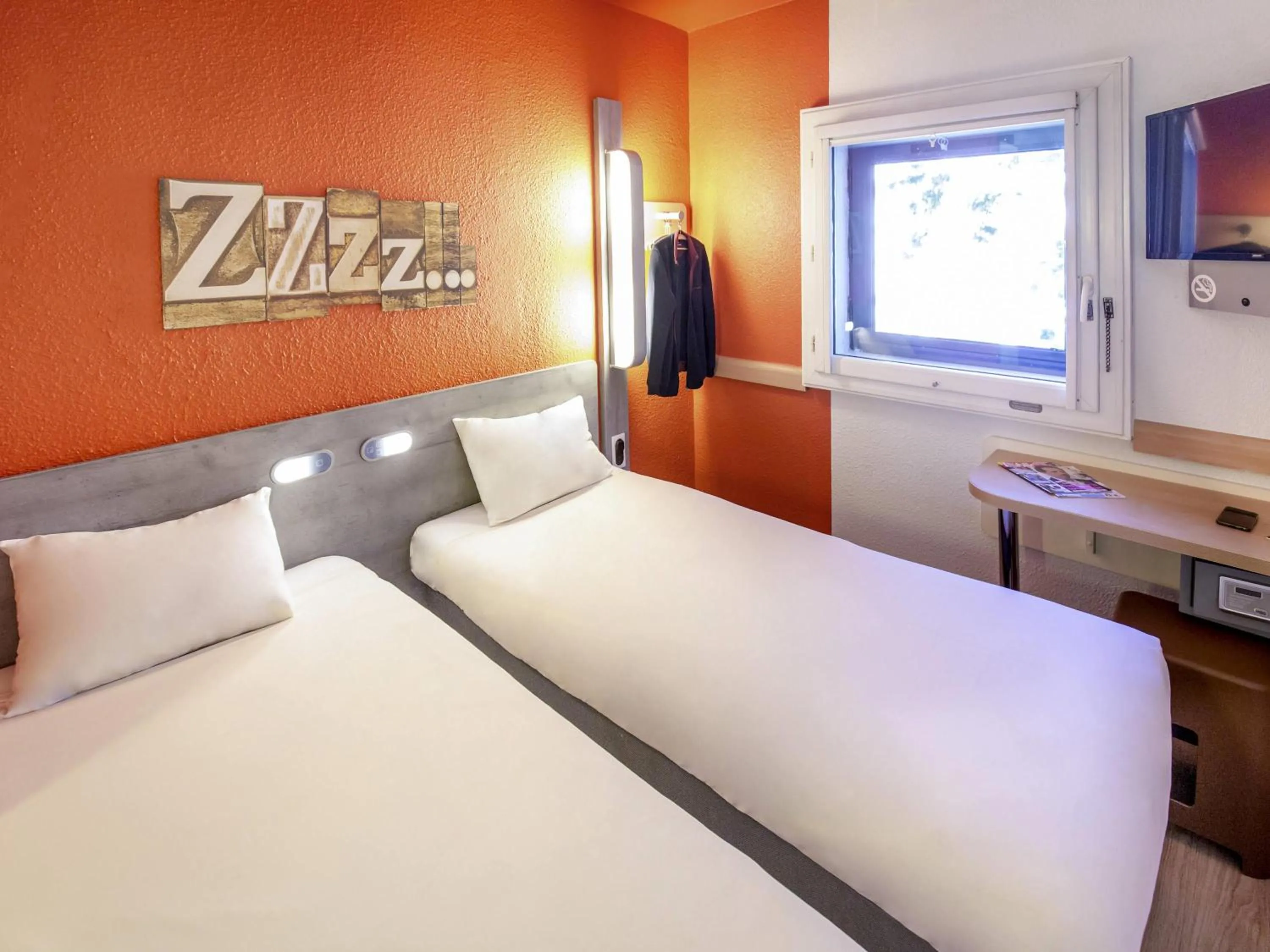 Bedroom, Bed in Ibis Budget Marseille Timone