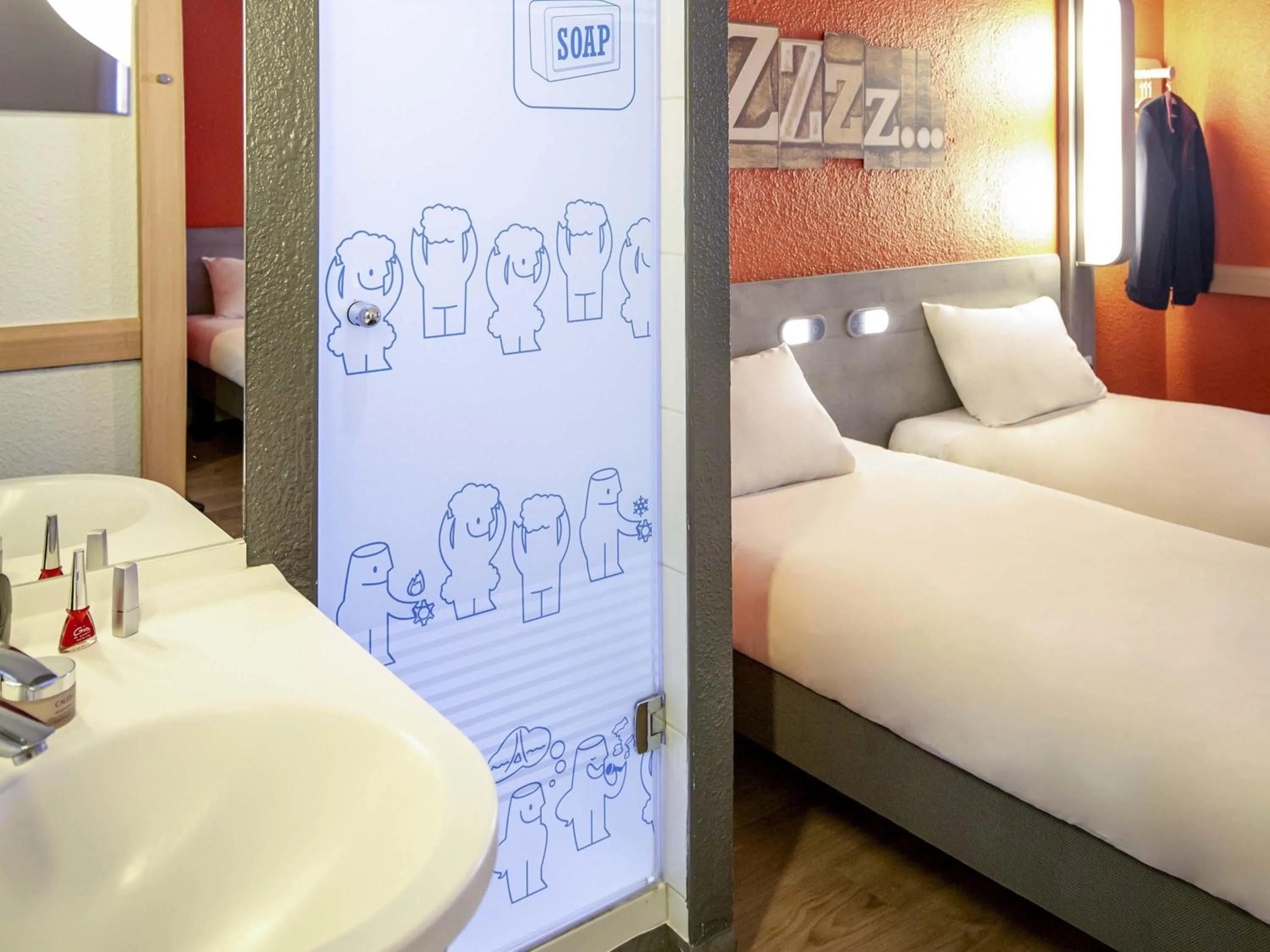 Bedroom, Bed in Ibis Budget Marseille Timone