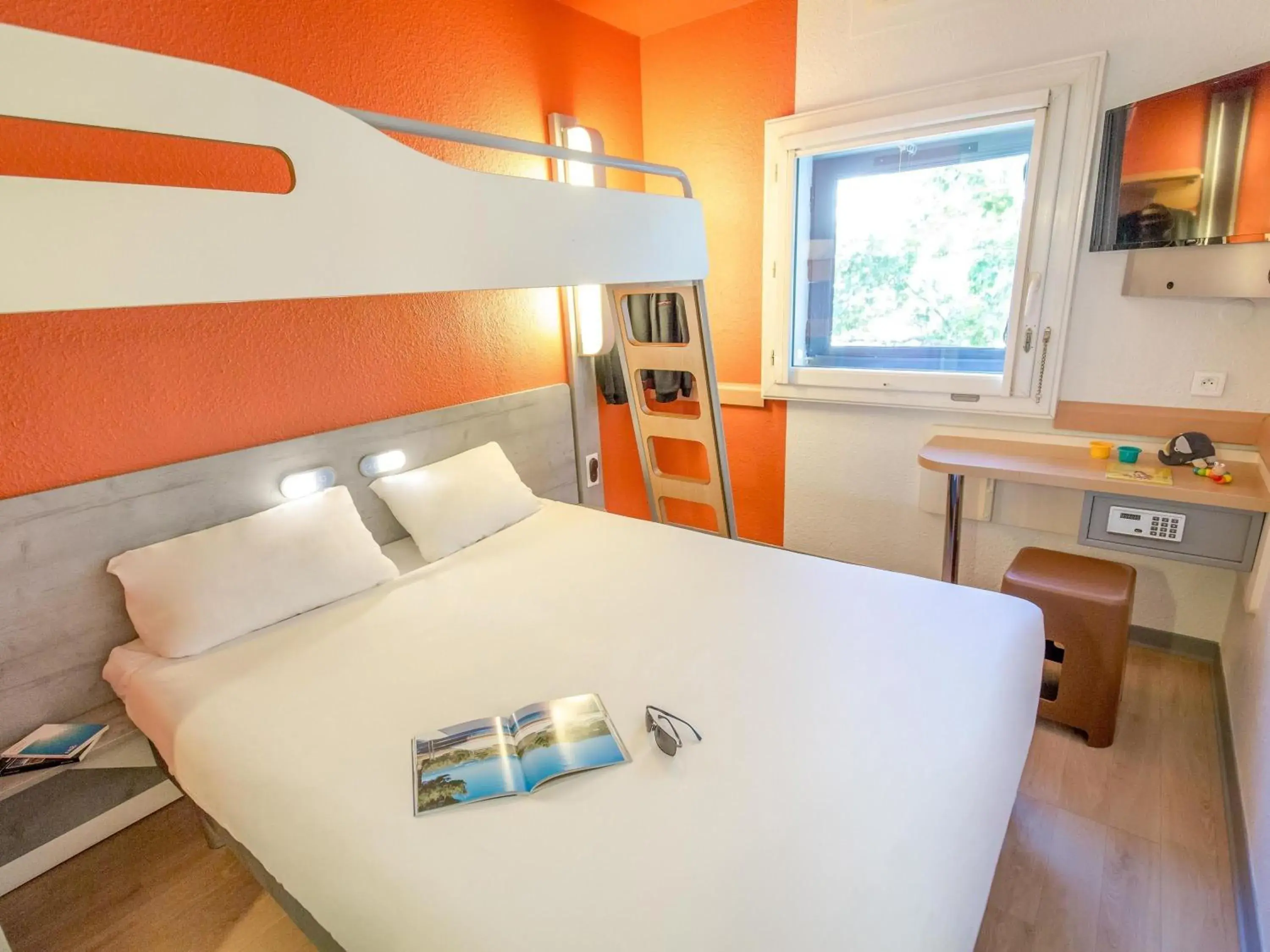 Bedroom, Bed in Ibis Budget Marseille Timone Bedroom, Bed in Ibis Budget Marseille Timone