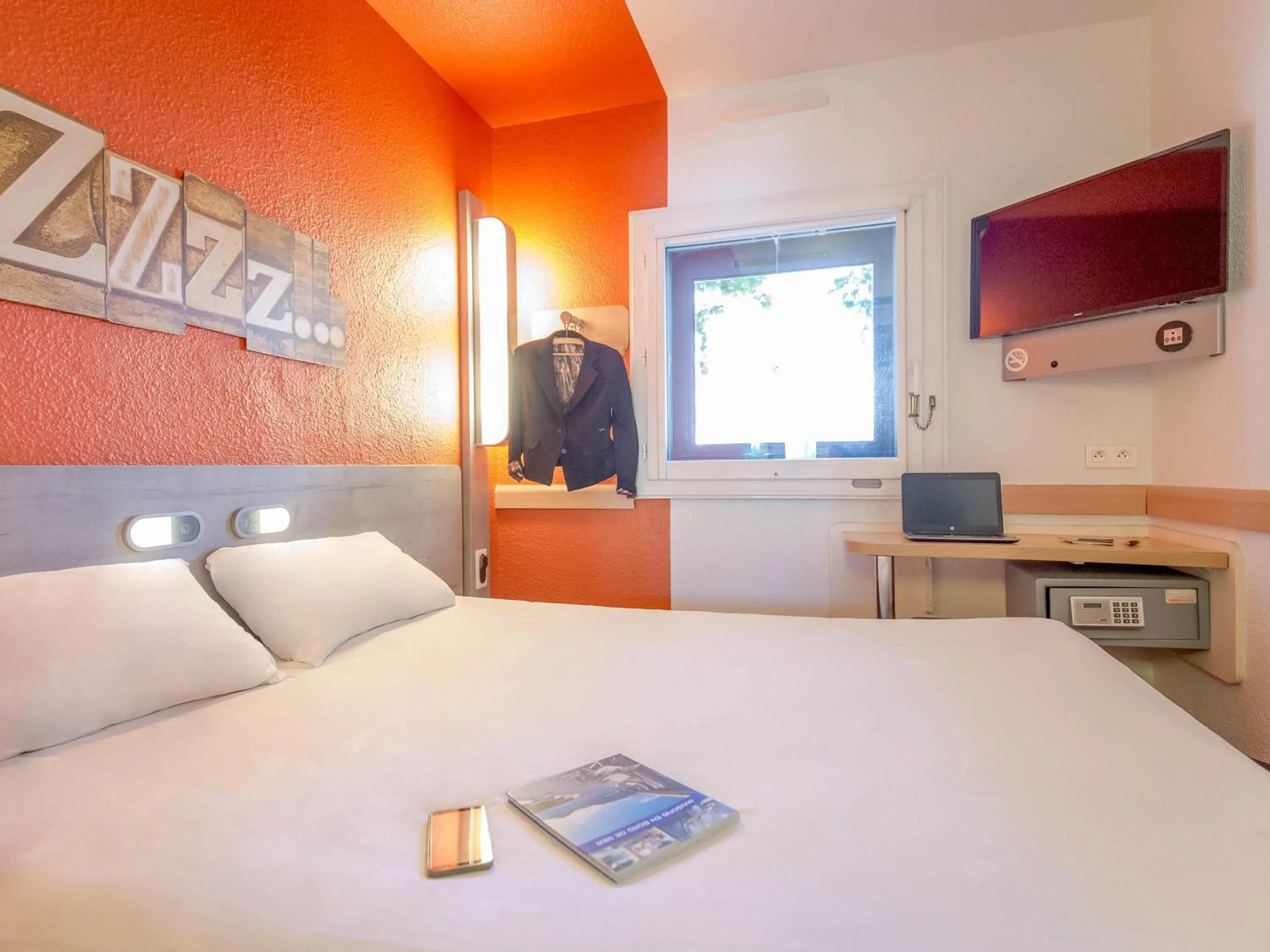 Bedroom, Bed in Ibis Budget Marseille Timone